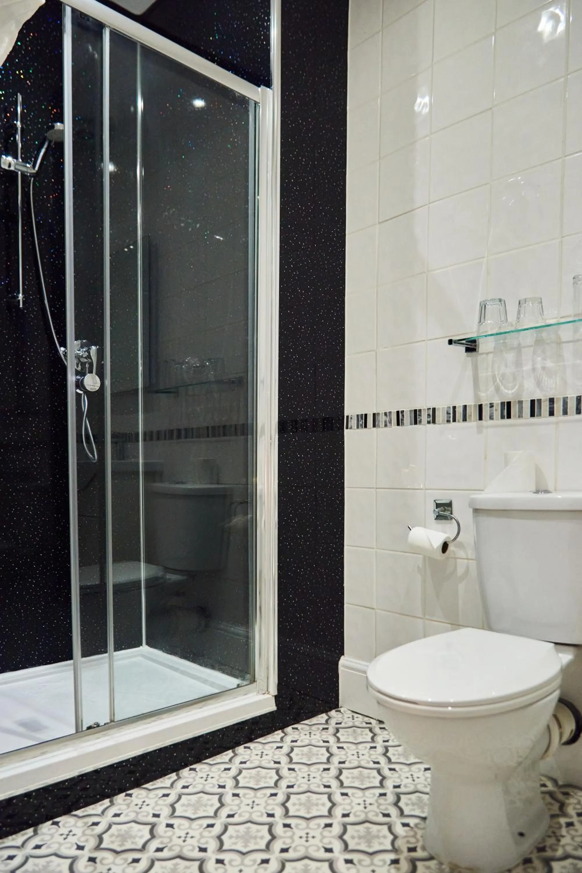 Bathroom in Kenilworth Hotel