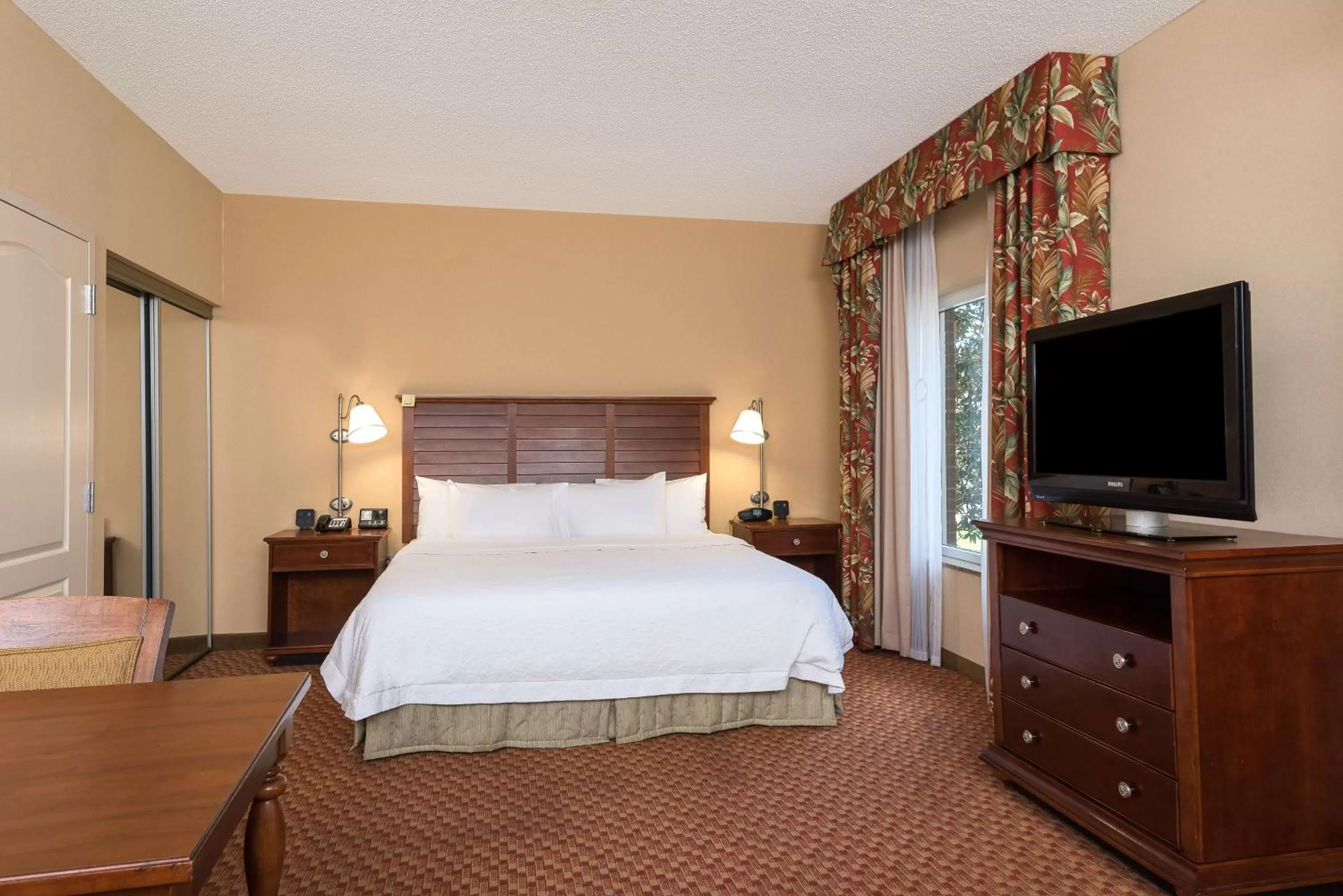 Bed in Hampton Inn & Suites Florence-North-I-95