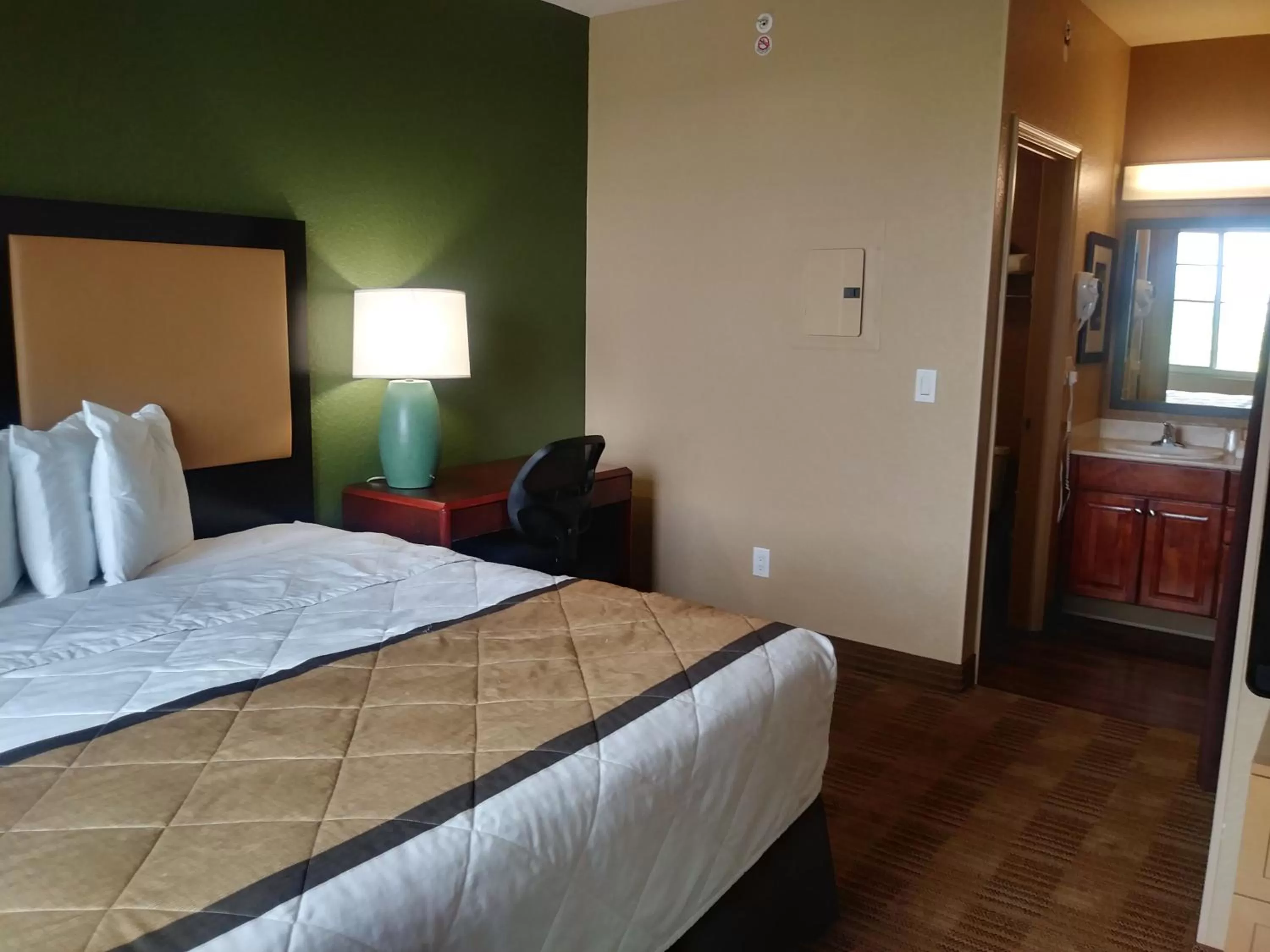 Bed in Extended Stay America Suites - Atlanta - Alpharetta - Northpoint - West