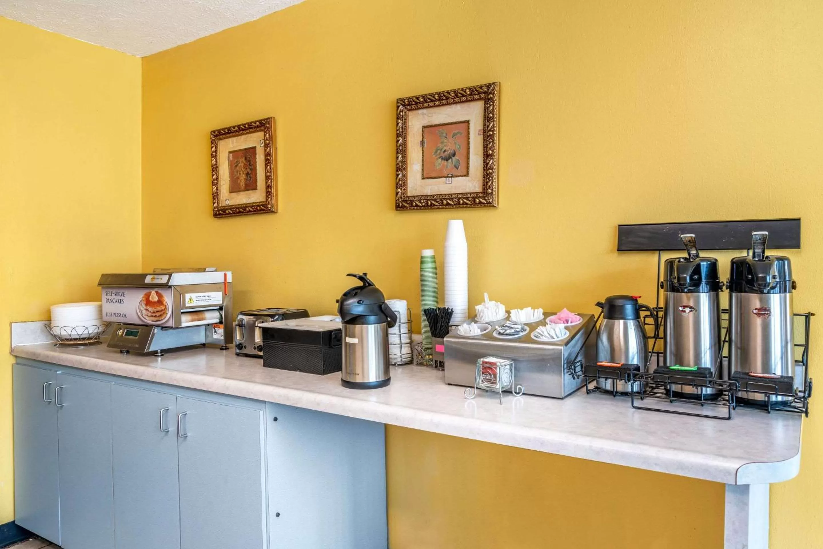 Restaurant/places to eat in Econo Lodge near Missouri University of Science and Technology