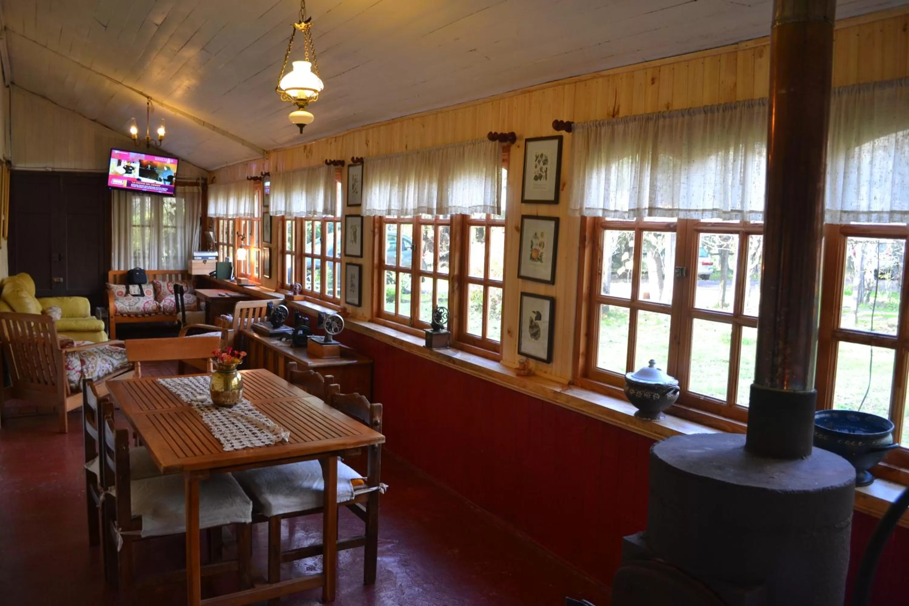 Communal lounge/ TV room, Restaurant/Places to Eat in La Casa de Adobe Natural y Más