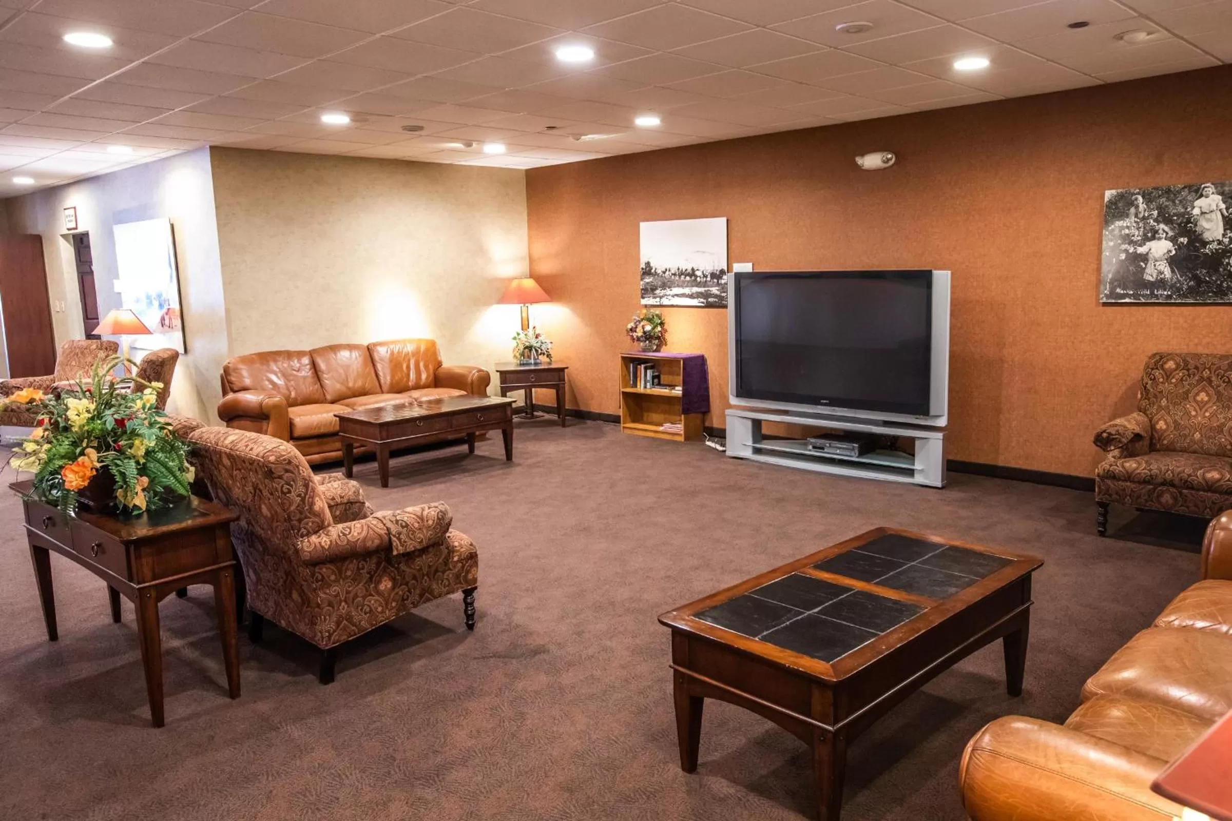 Communal lounge/ TV room in Sophie Station Suites