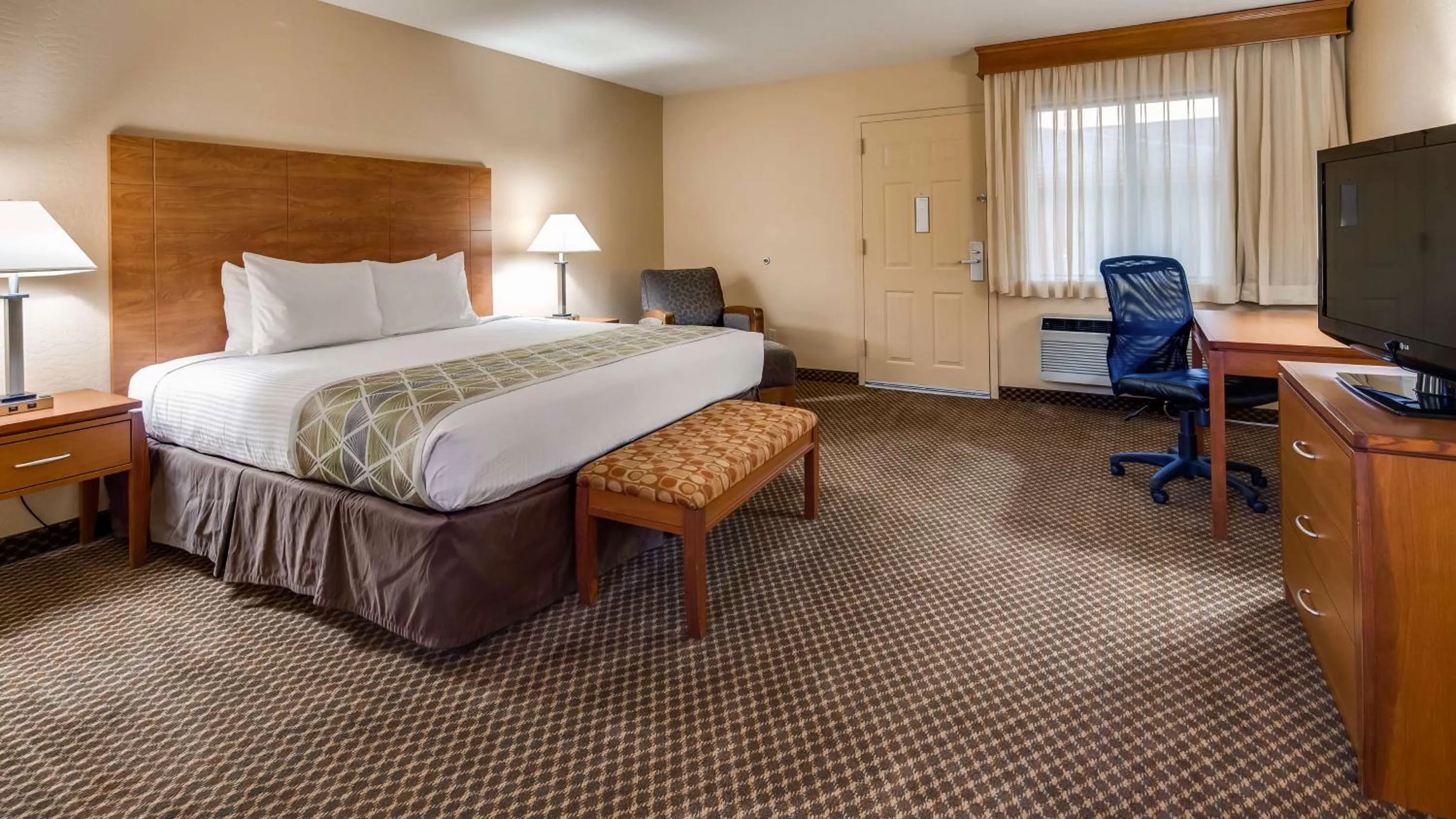 King Suite - Adults Only - No Pets - Non-Smoking in Best Western Cottonwood Inn