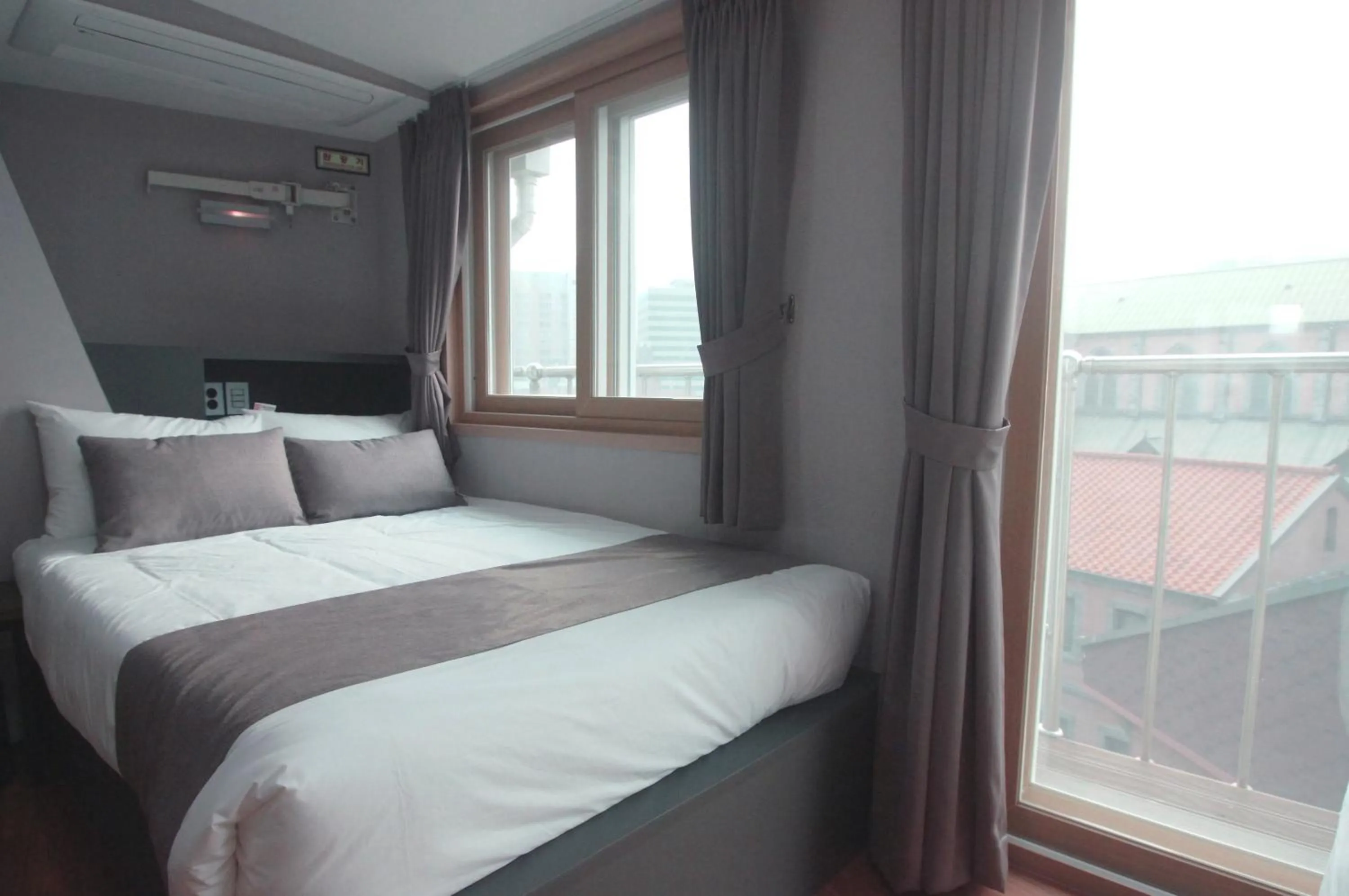 Bedroom, Bed in Ehwa In Myeongdong
