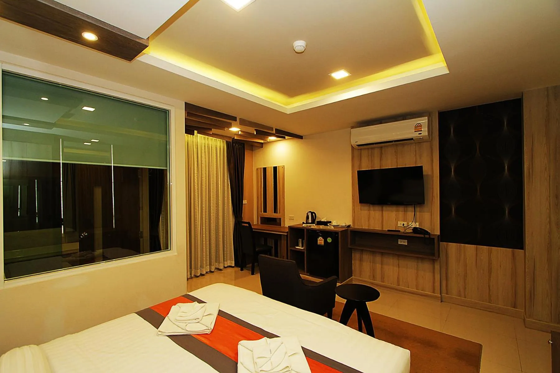 Photo of the whole room, Bed in The Contrast i Hotel