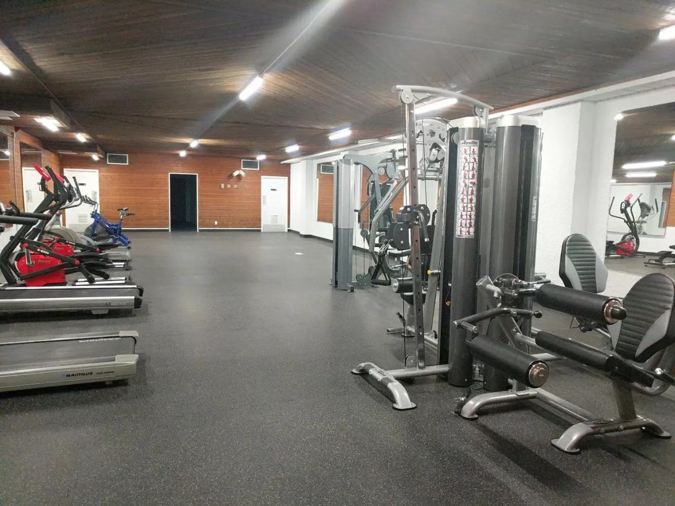 Fitness centre/facilities in Crestwood Hotel