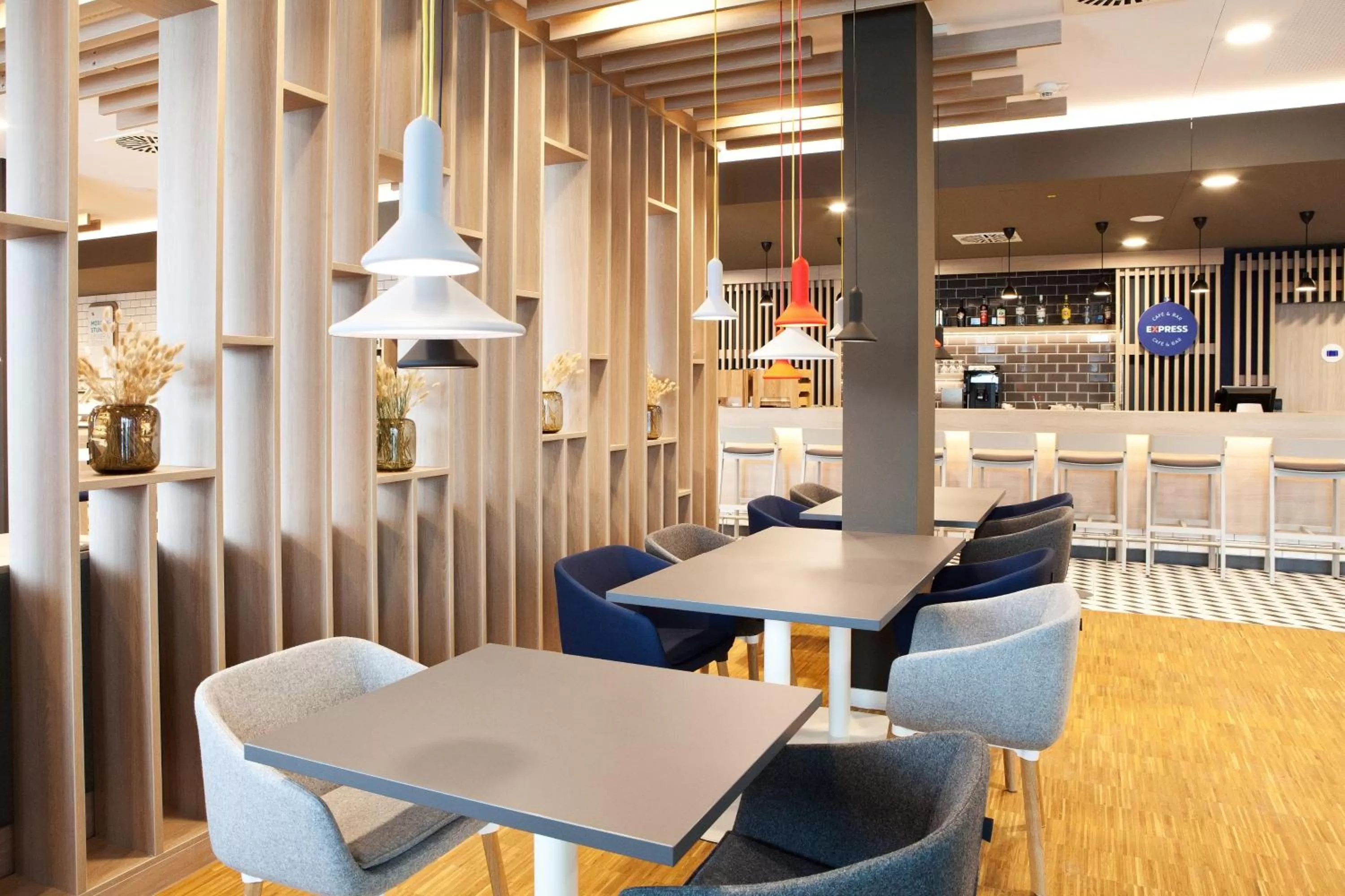 Lounge or bar in Holiday Inn Express Munich - Olympiapark by IHG
