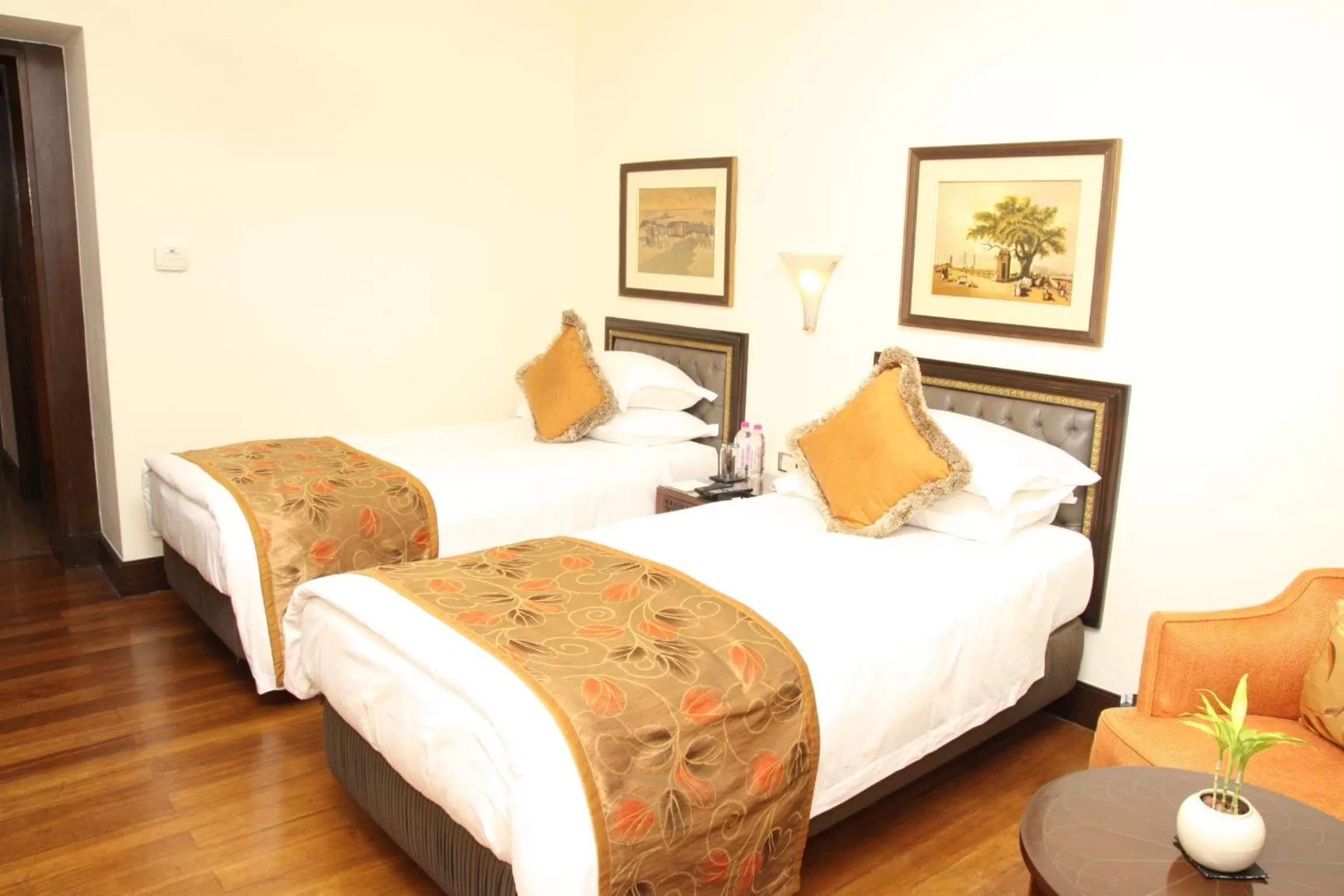 Photo of the whole room, Bed in Taj Bengal