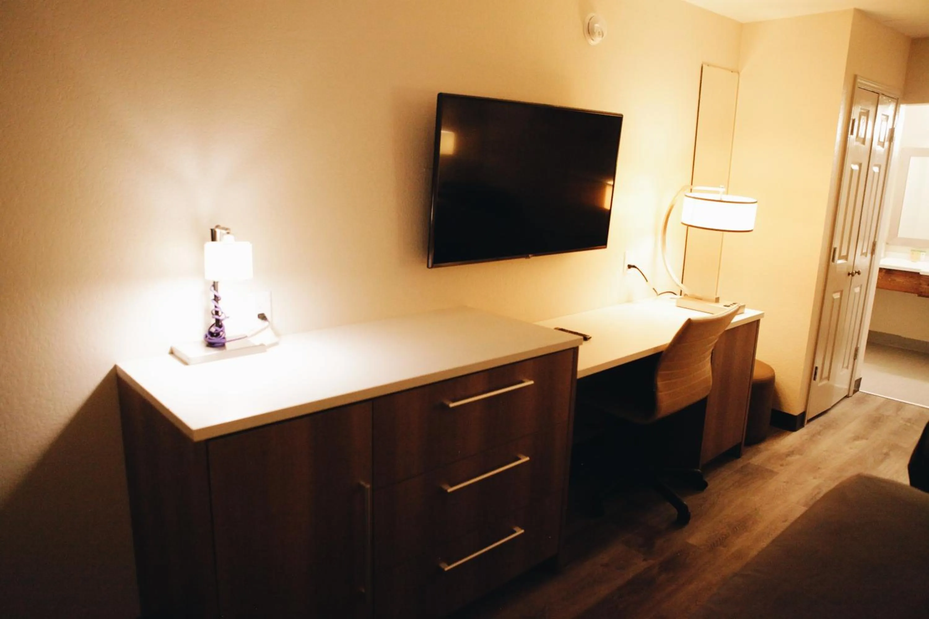 TV/Entertainment Center in Budgetel Inn & Suites Memphis