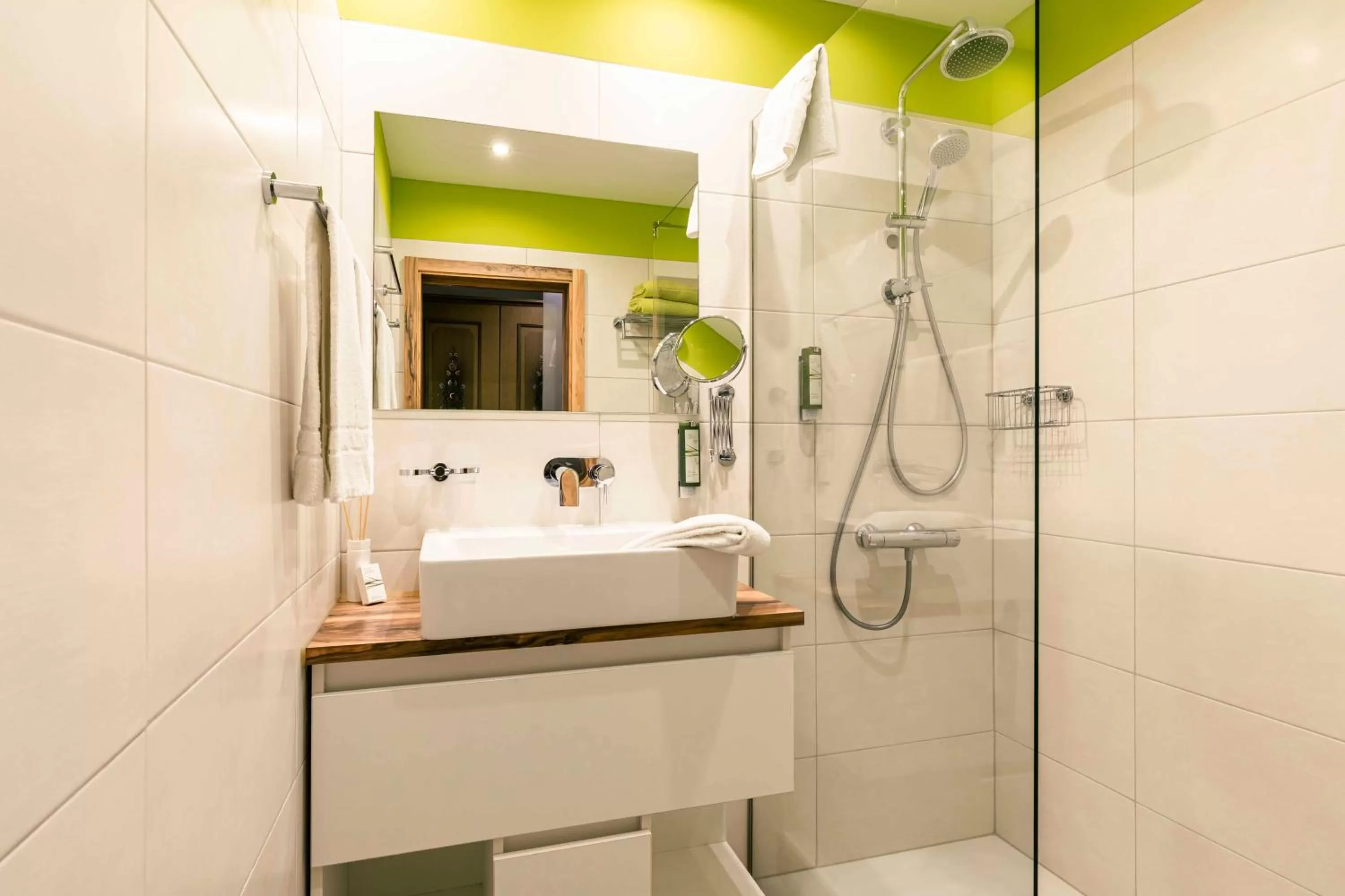 Bathroom in Landhotel GrünWies -Bonsai-Wellness Garni