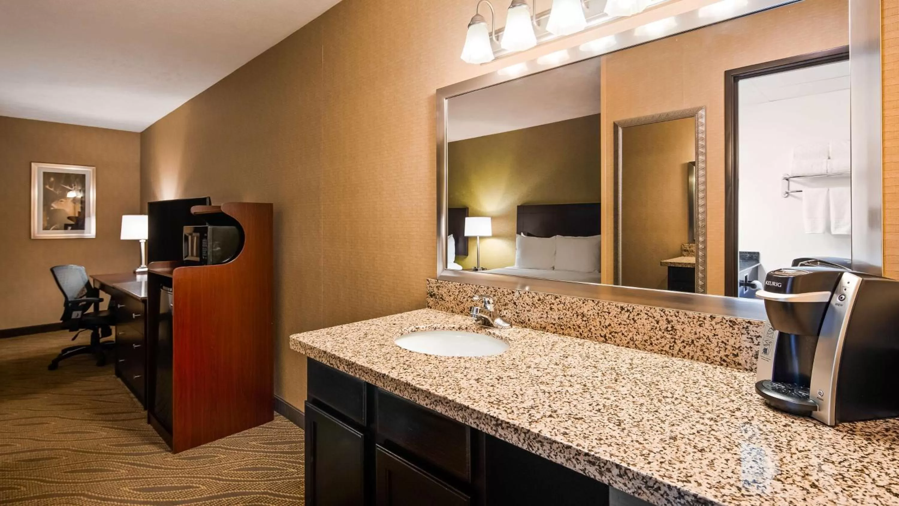 Queen Room with Two Queen Beds and Bath Tub - Disability Access in Best Western Gaylord