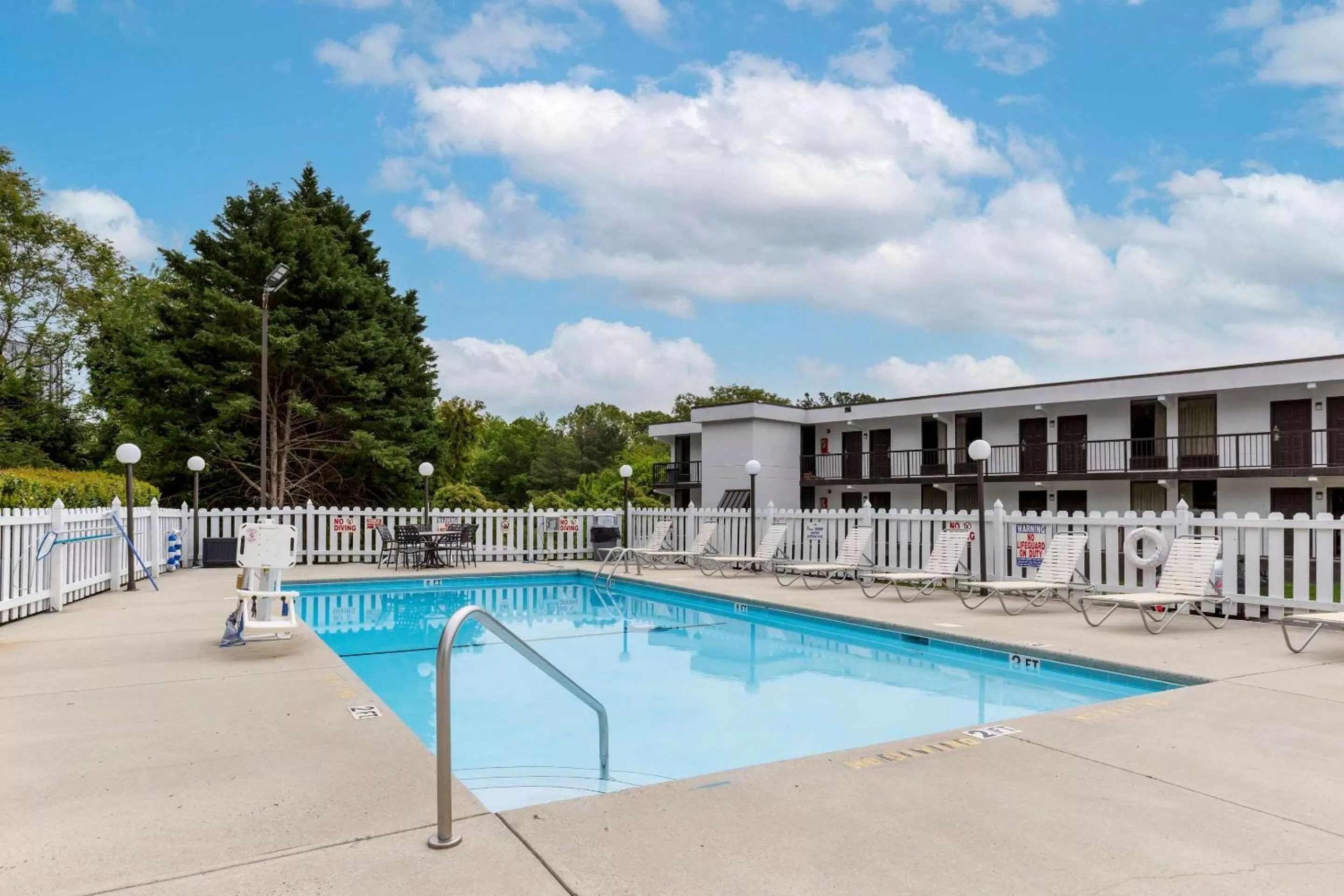 Pool view in Quality Inn - Roxboro South