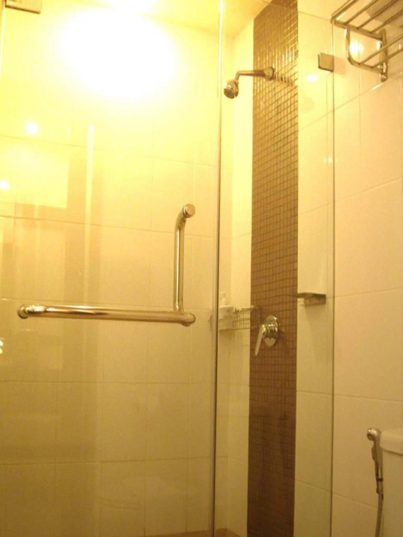 Bathroom in Maninarakorn Hotel