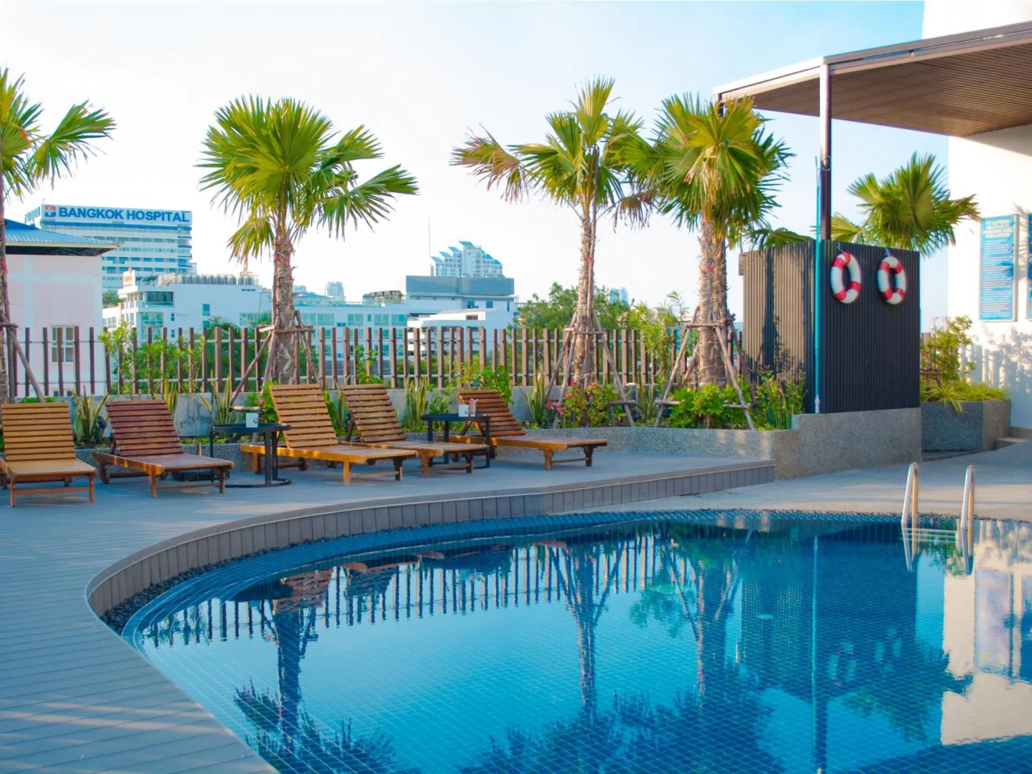 Swimming pool in Happihaus Hotel Bangkok