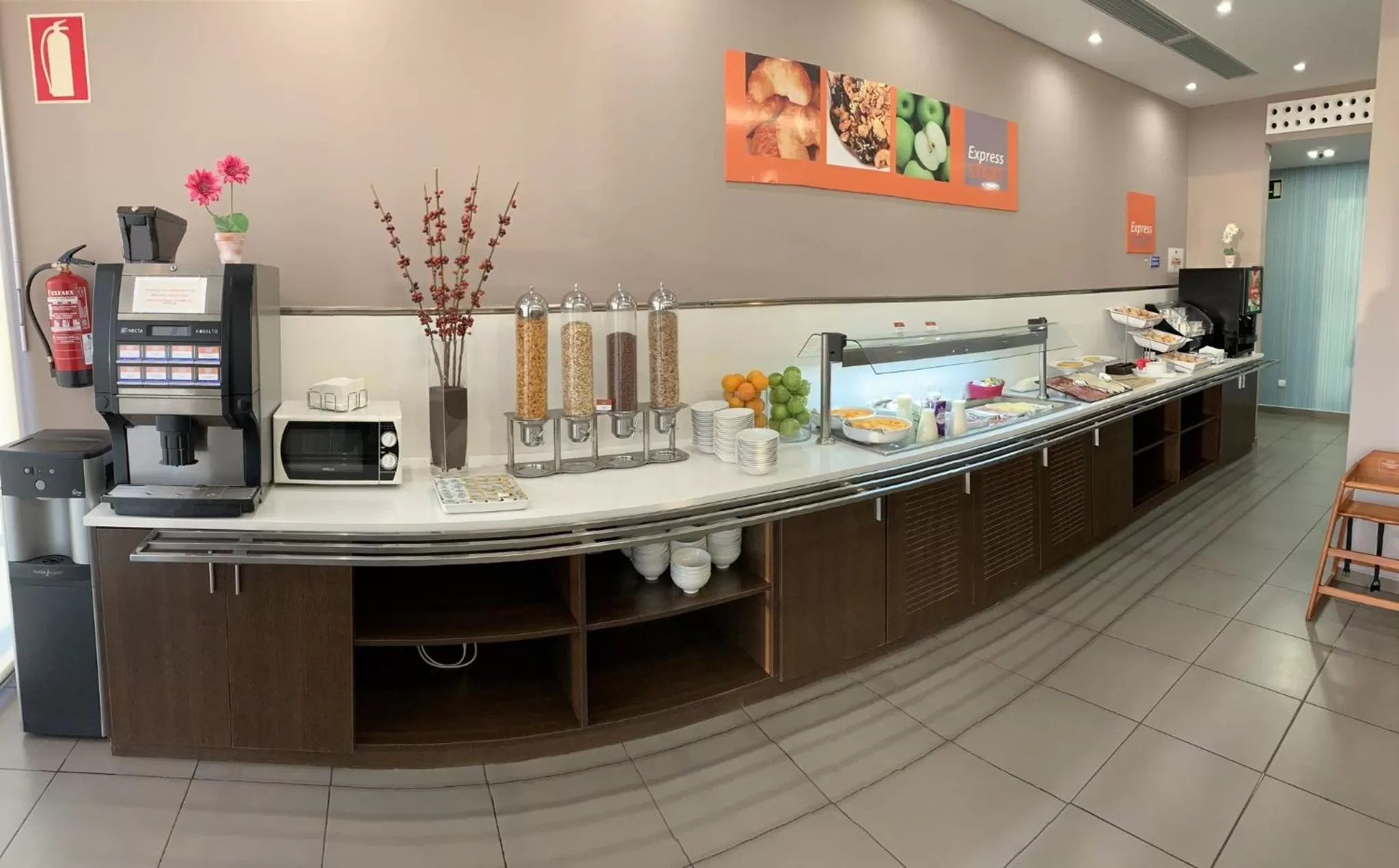 Restaurant/places to eat in Holiday Inn Express Vitoria by IHG