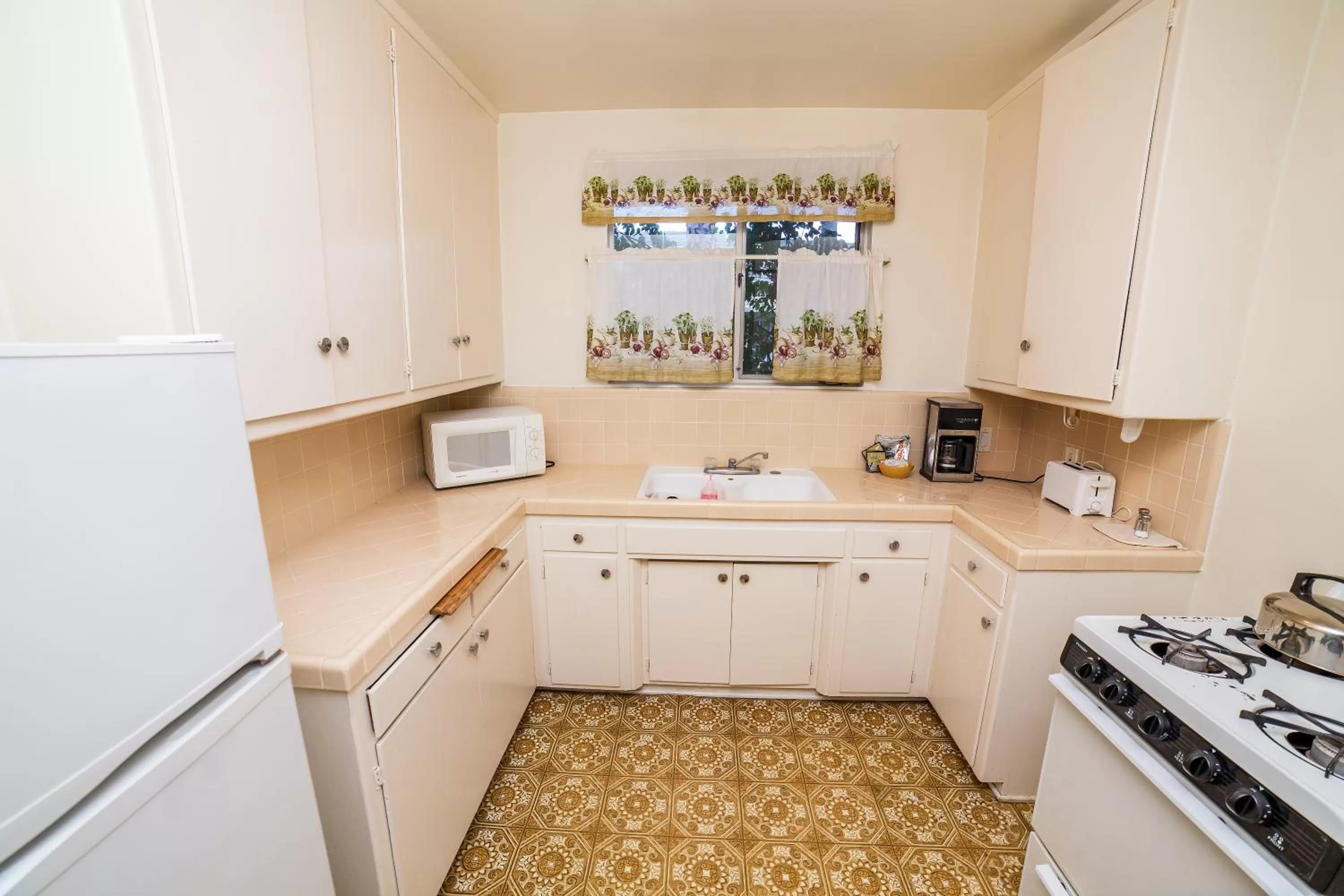 Kitchen or kitchenette in Cal Mar Hotel Suites