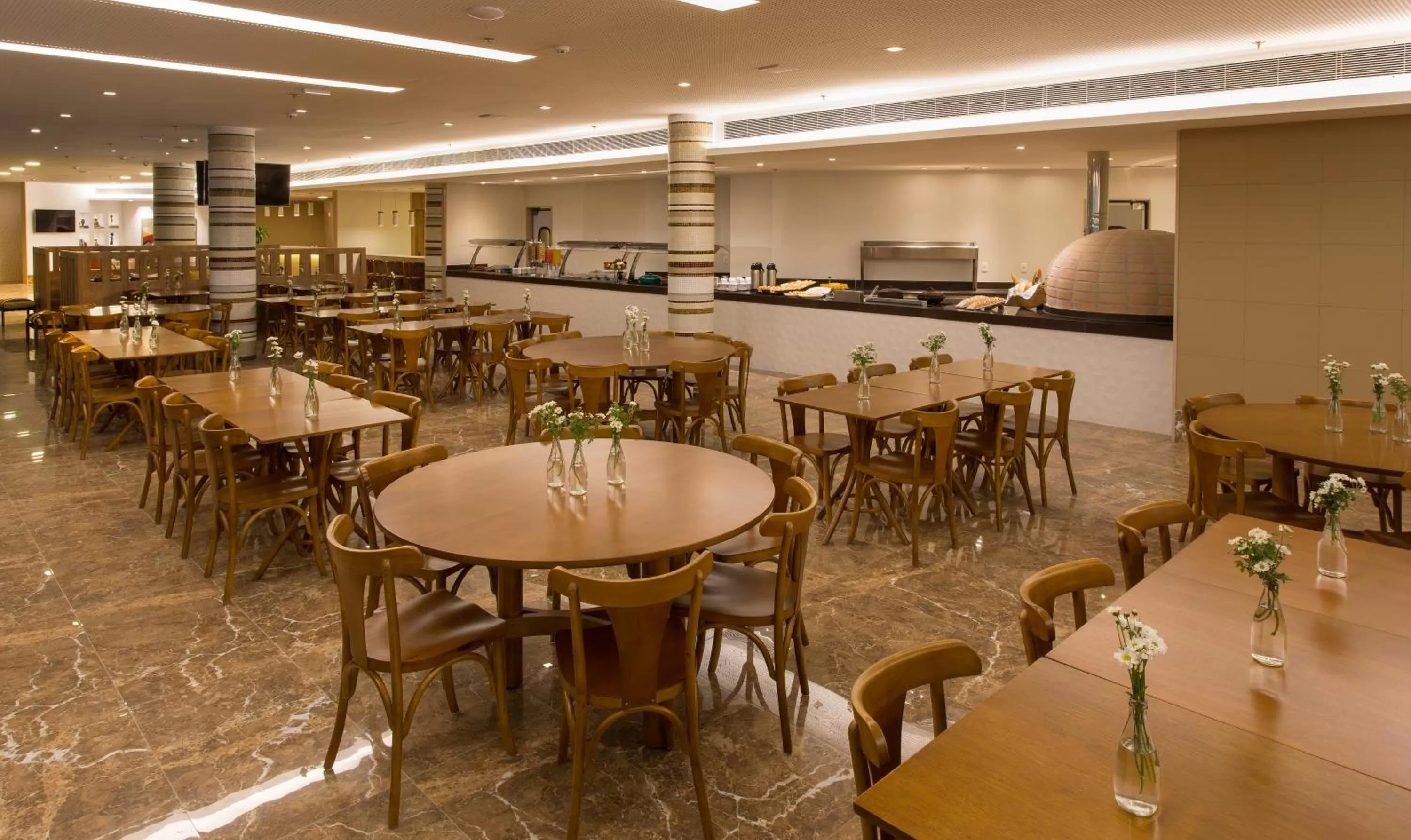 Restaurant/places to eat in Sleep Inn Praia do Canto