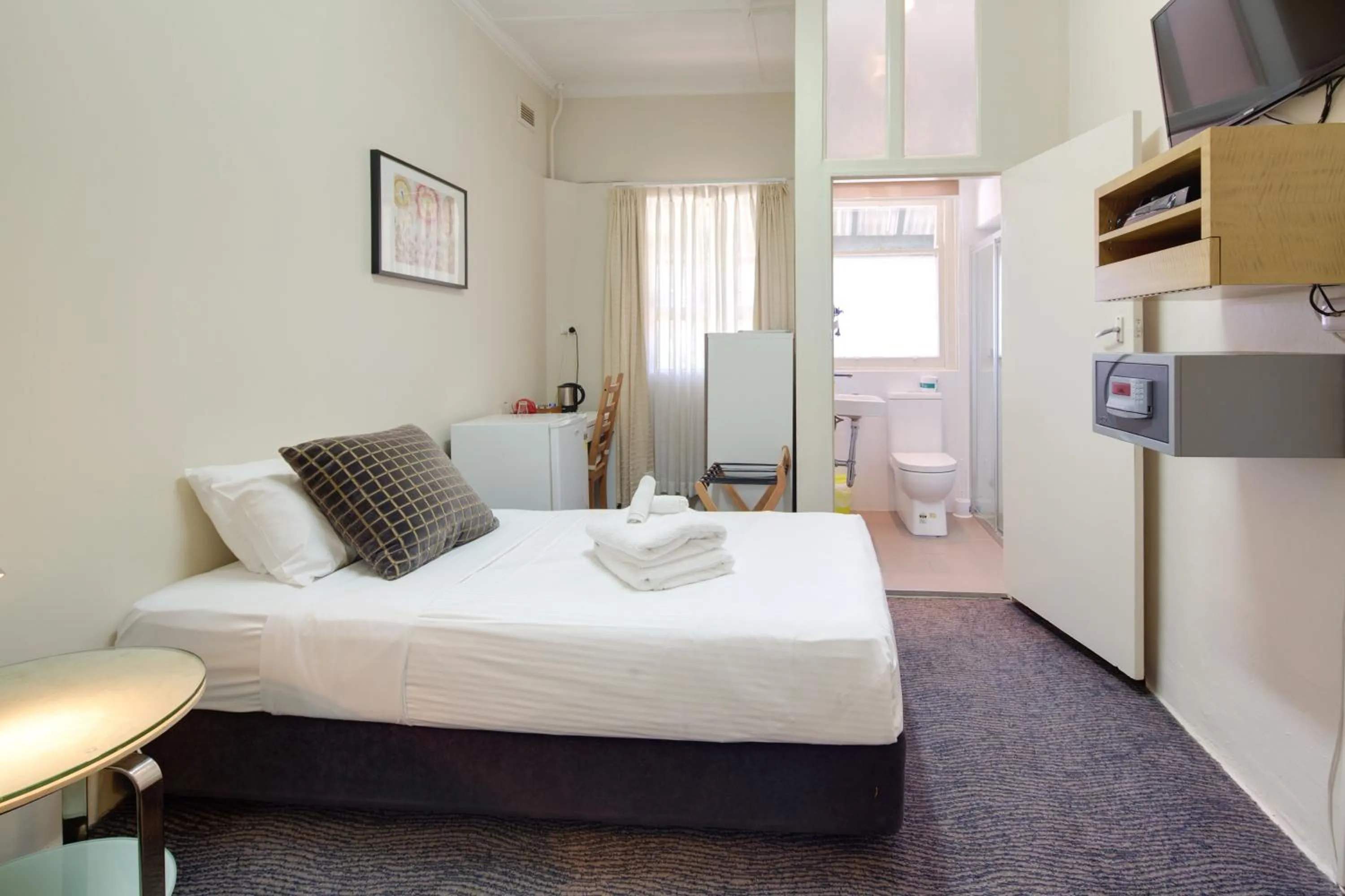 Photo of the whole room, Bed in Neutral Bay Lodge