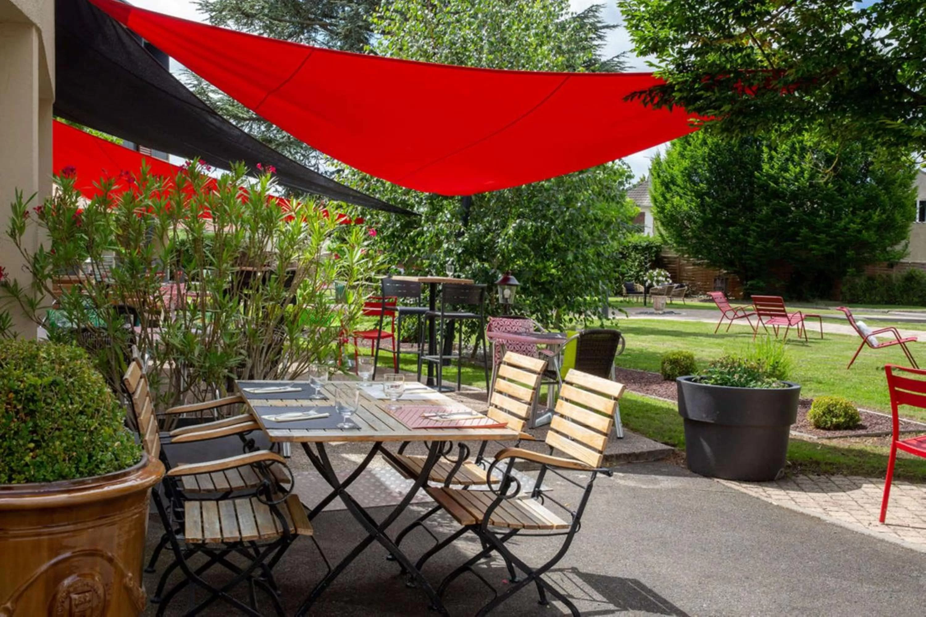 Restaurant/places to eat in BEST WESTERN La Porte des Châteaux