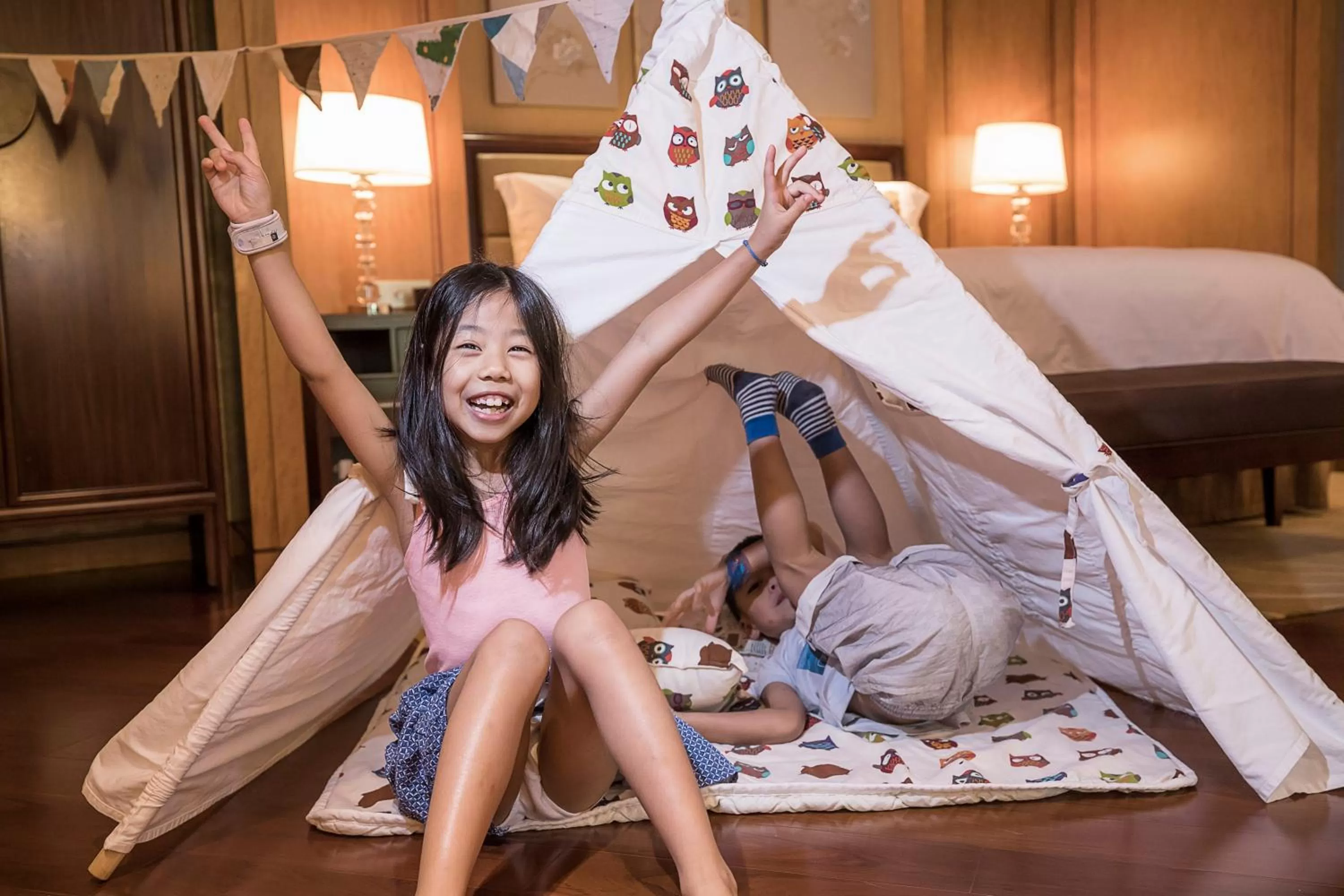 Bed in Four Seasons Hotel Hangzhou at West Lake