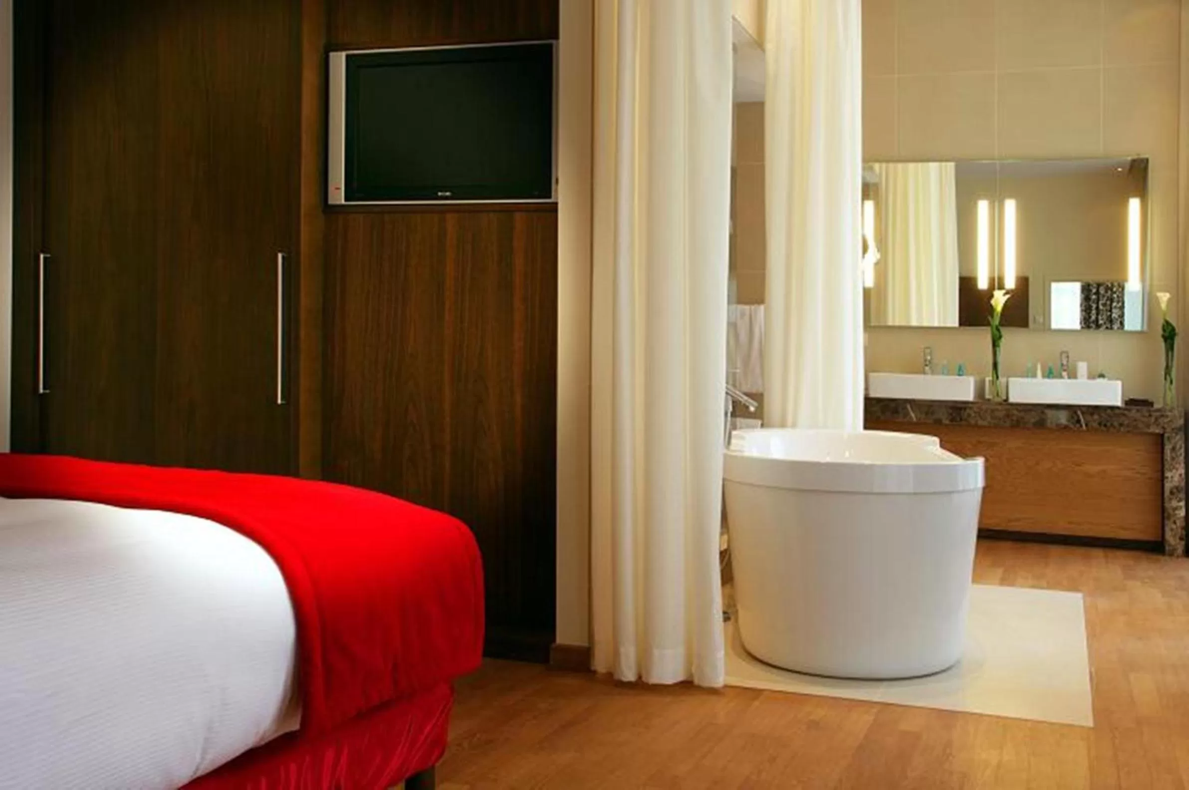 Bathroom, Bed in Hotel Dolce La Hulpe Brussels