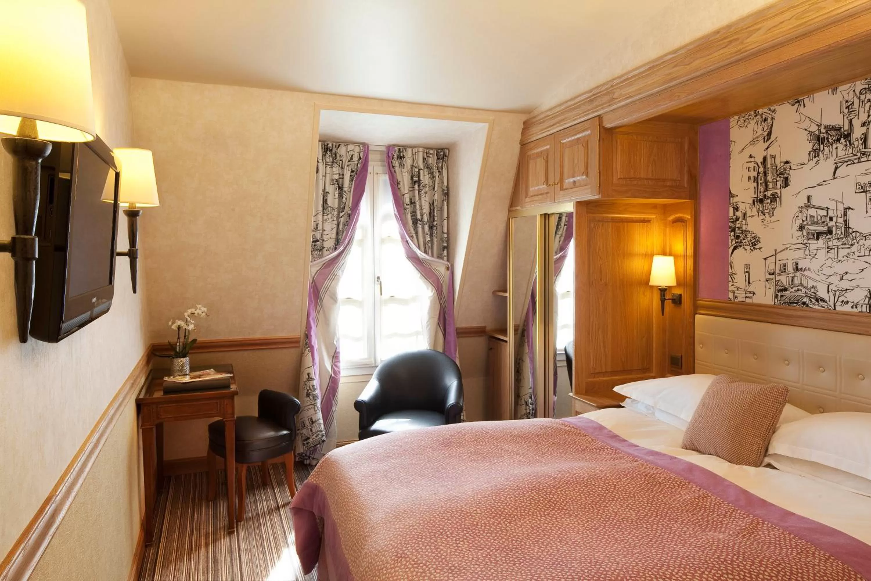 Photo of the whole room, Bed in La Perle Saint Germain des Prés