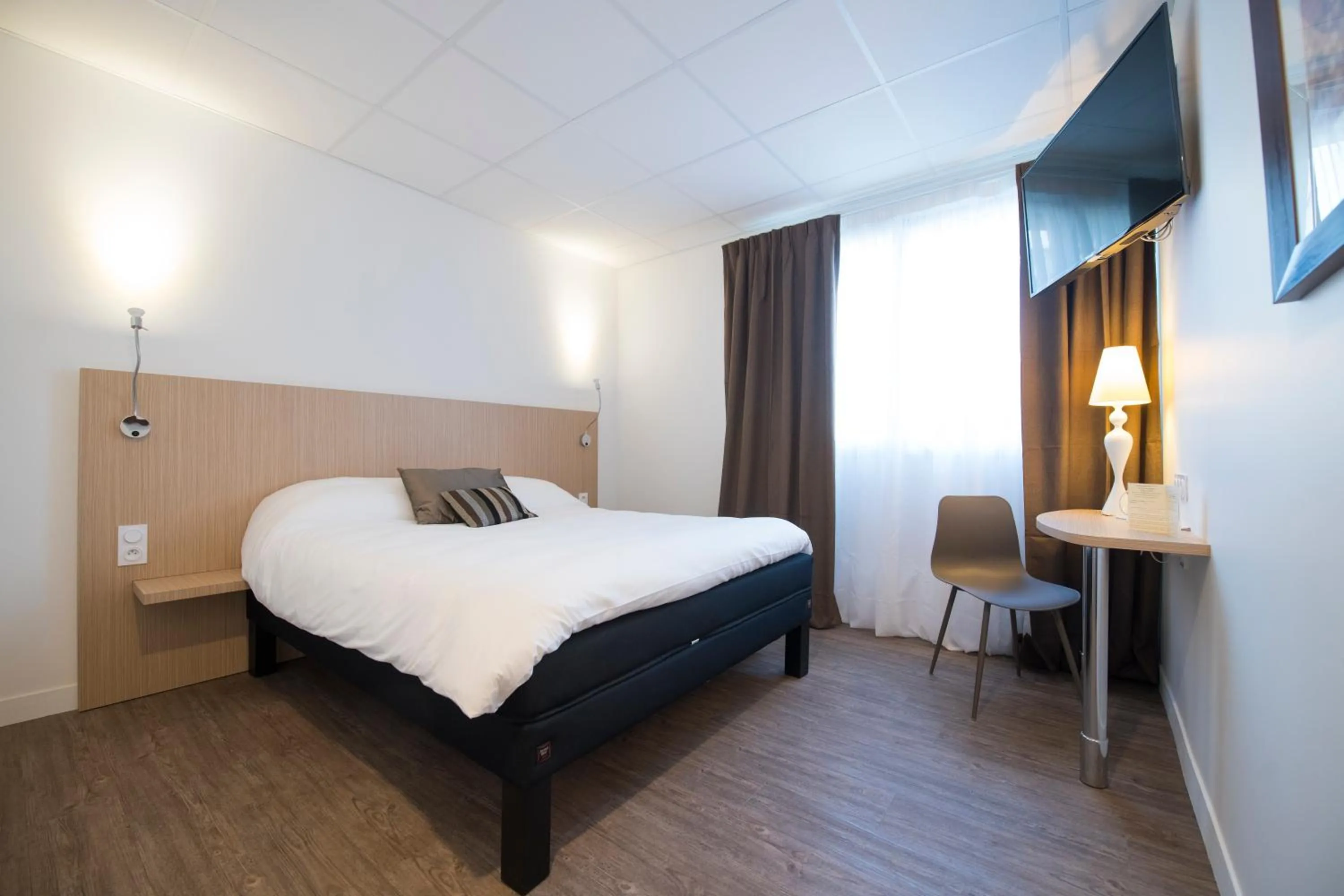 Bedroom, Bed in The Originals City, Hôtel Chantecler, Le Mans