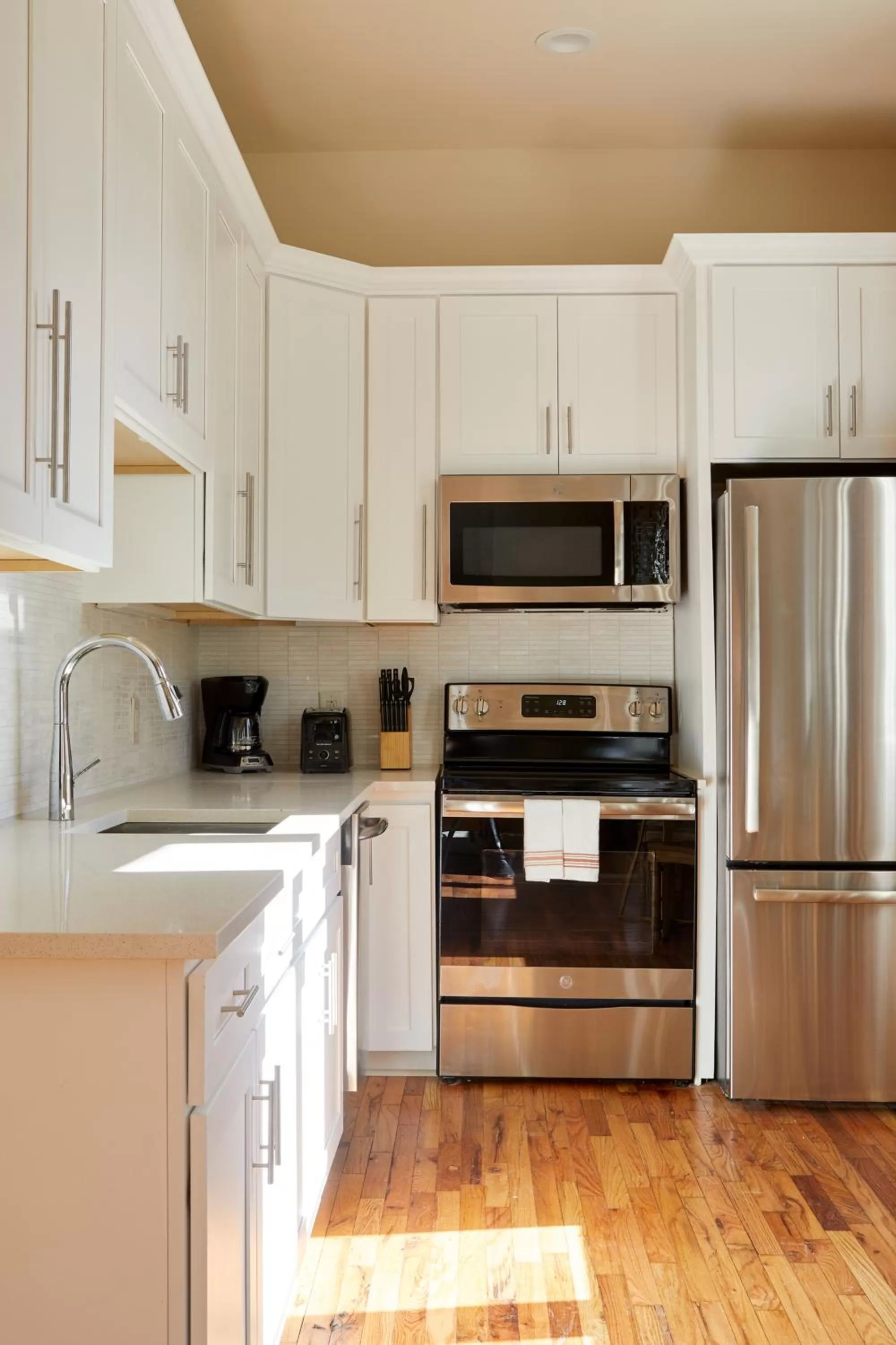 Living room, Kitchen/Kitchenette in Sonder The Esplanade