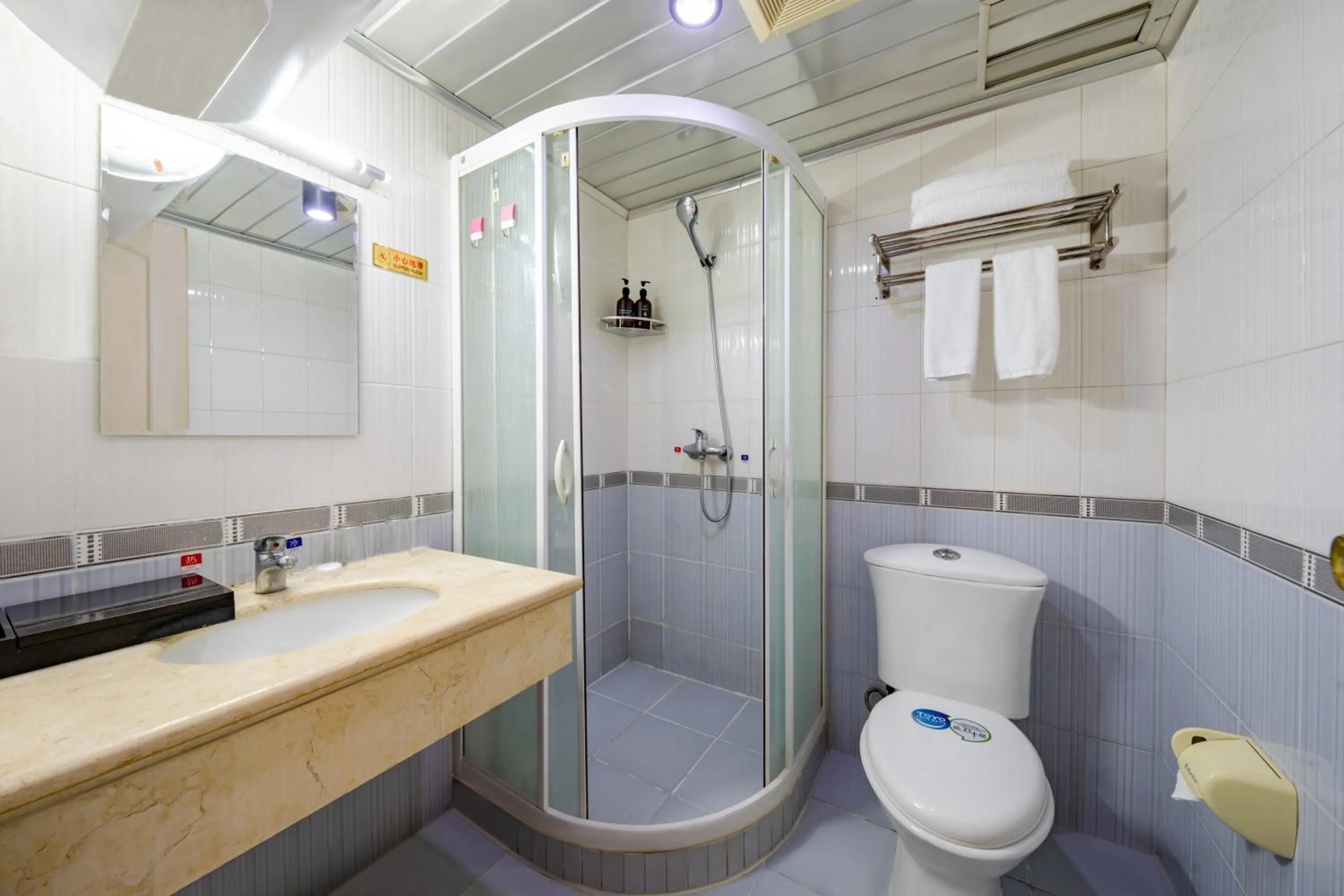 Toilet, Bathroom in Da Zhen Hotel (Previously: Qian Lv Chen Hotel Da Zhen)