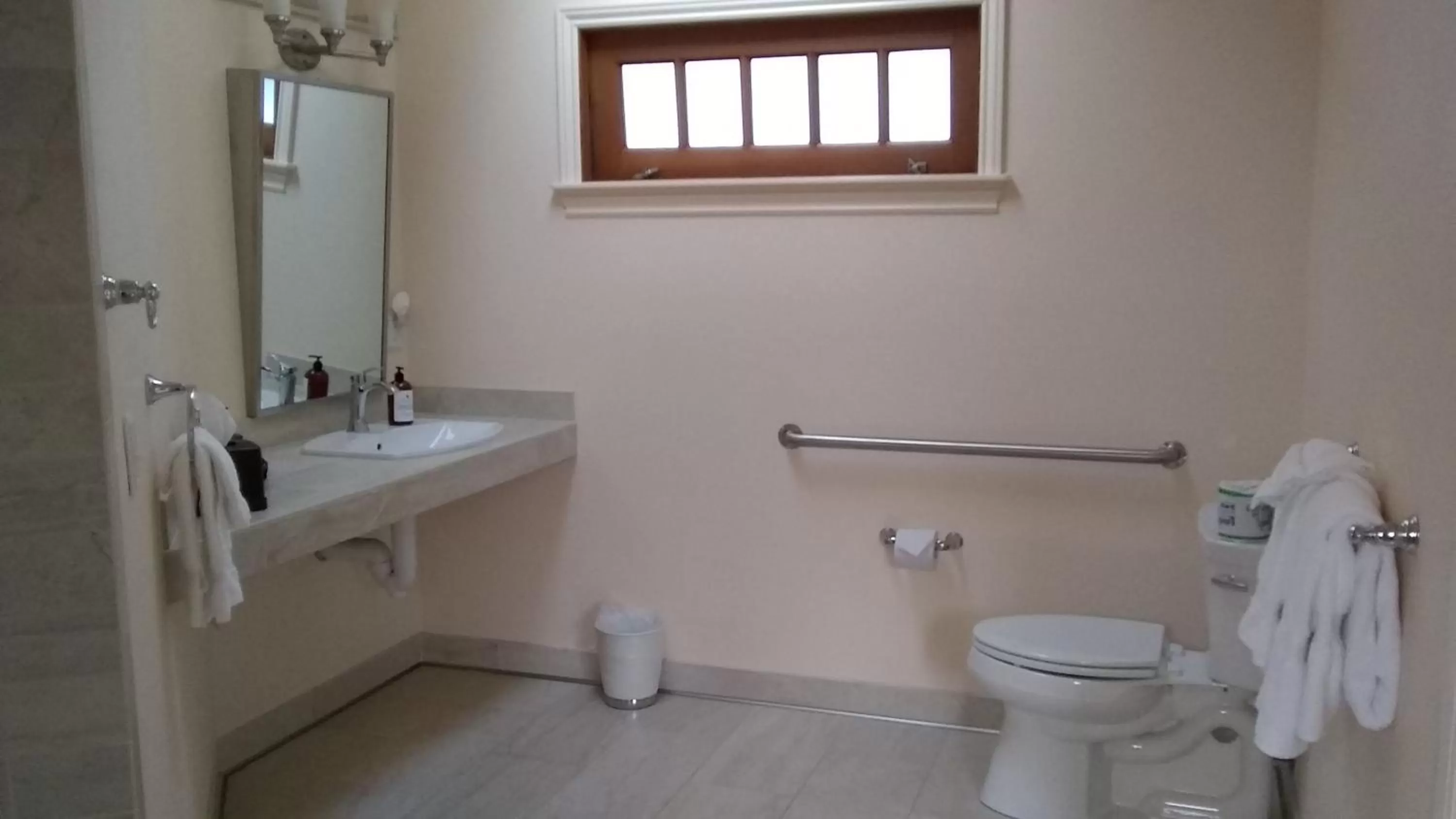 Bathroom in Noyo Harbor Inn