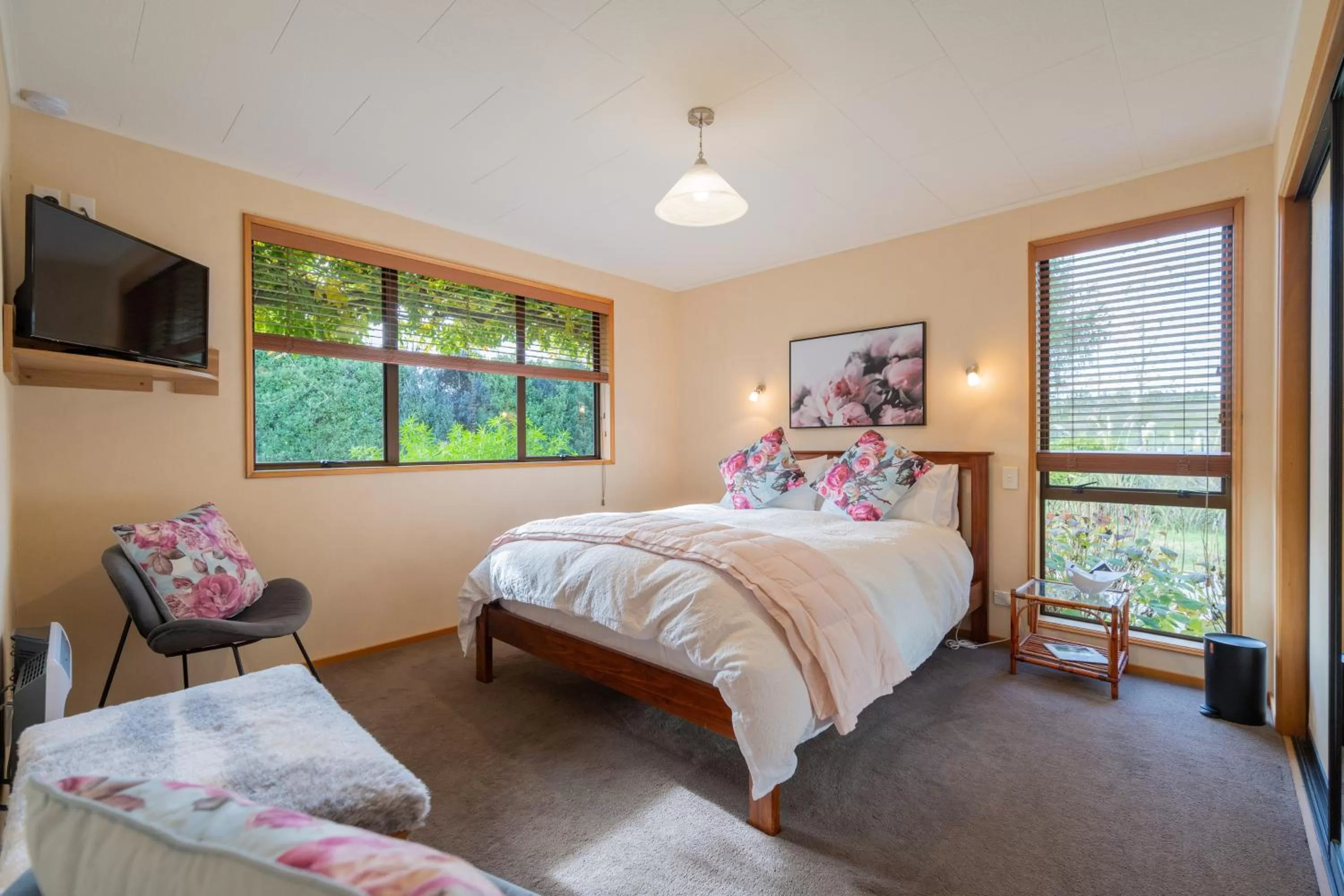 Queen Room with Garden View in Alpine Rock B&B