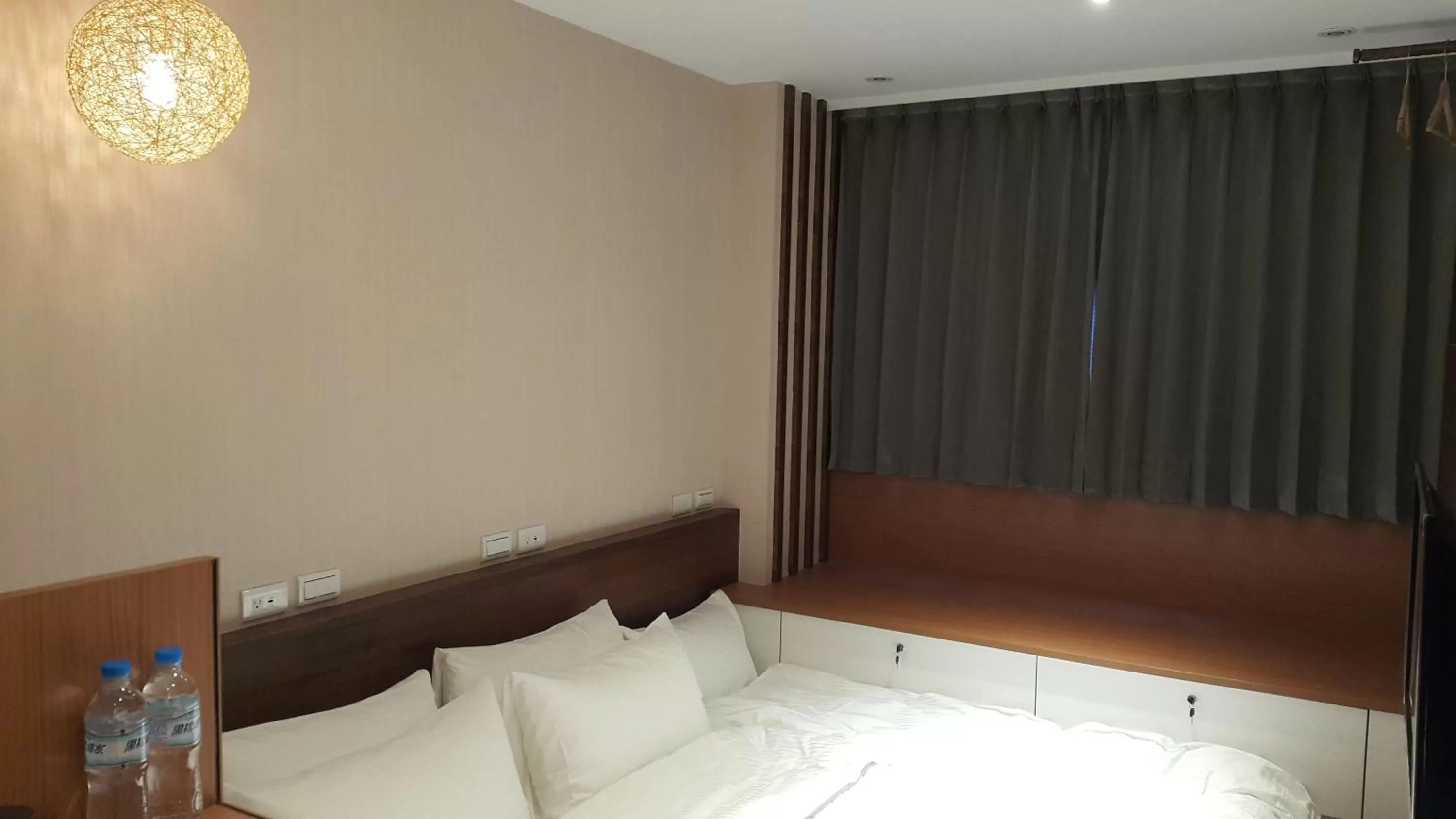 Decorative detail in Bayman Hotel