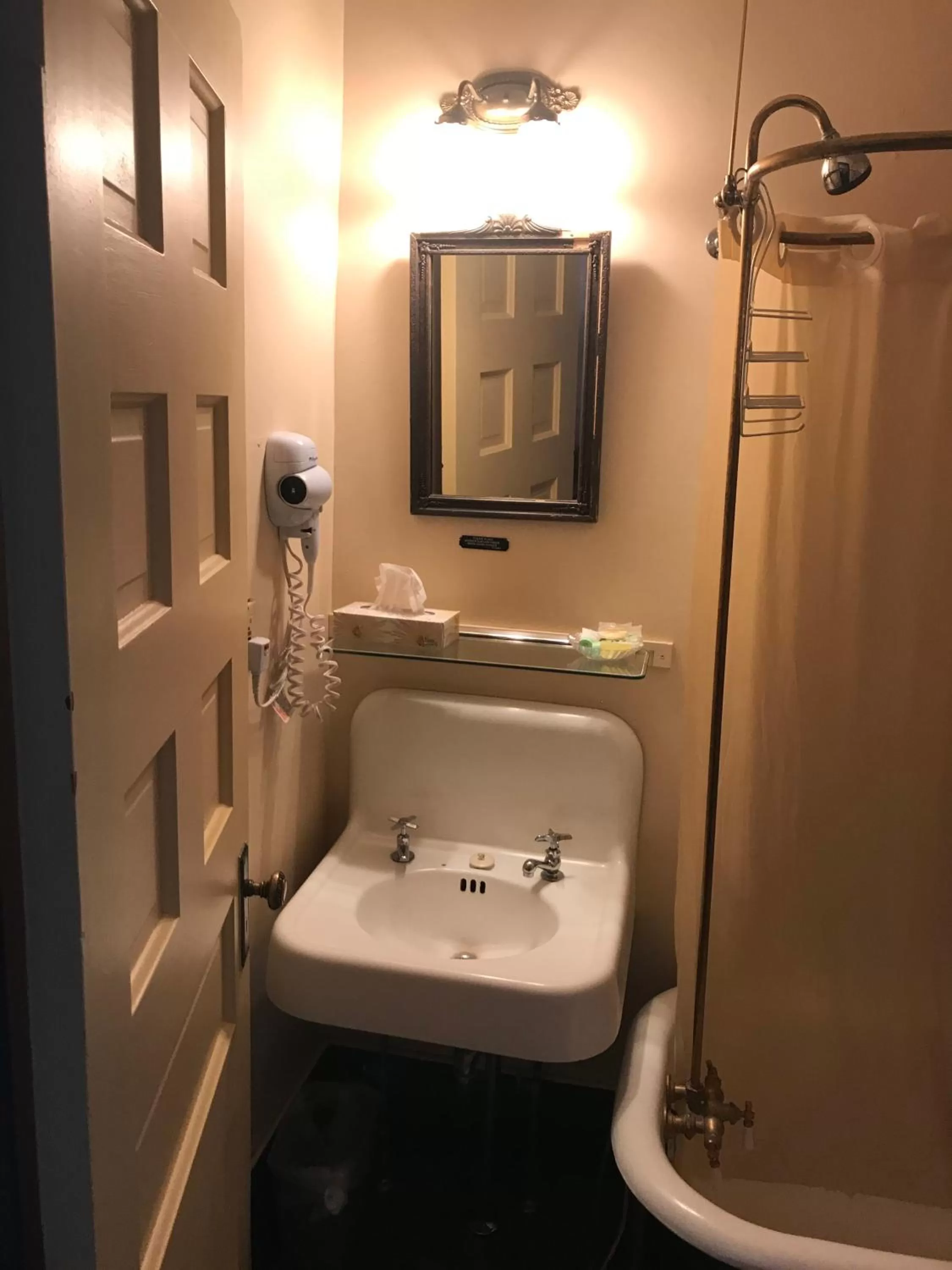 Standard Queen Room in Historic Franklin Hotel