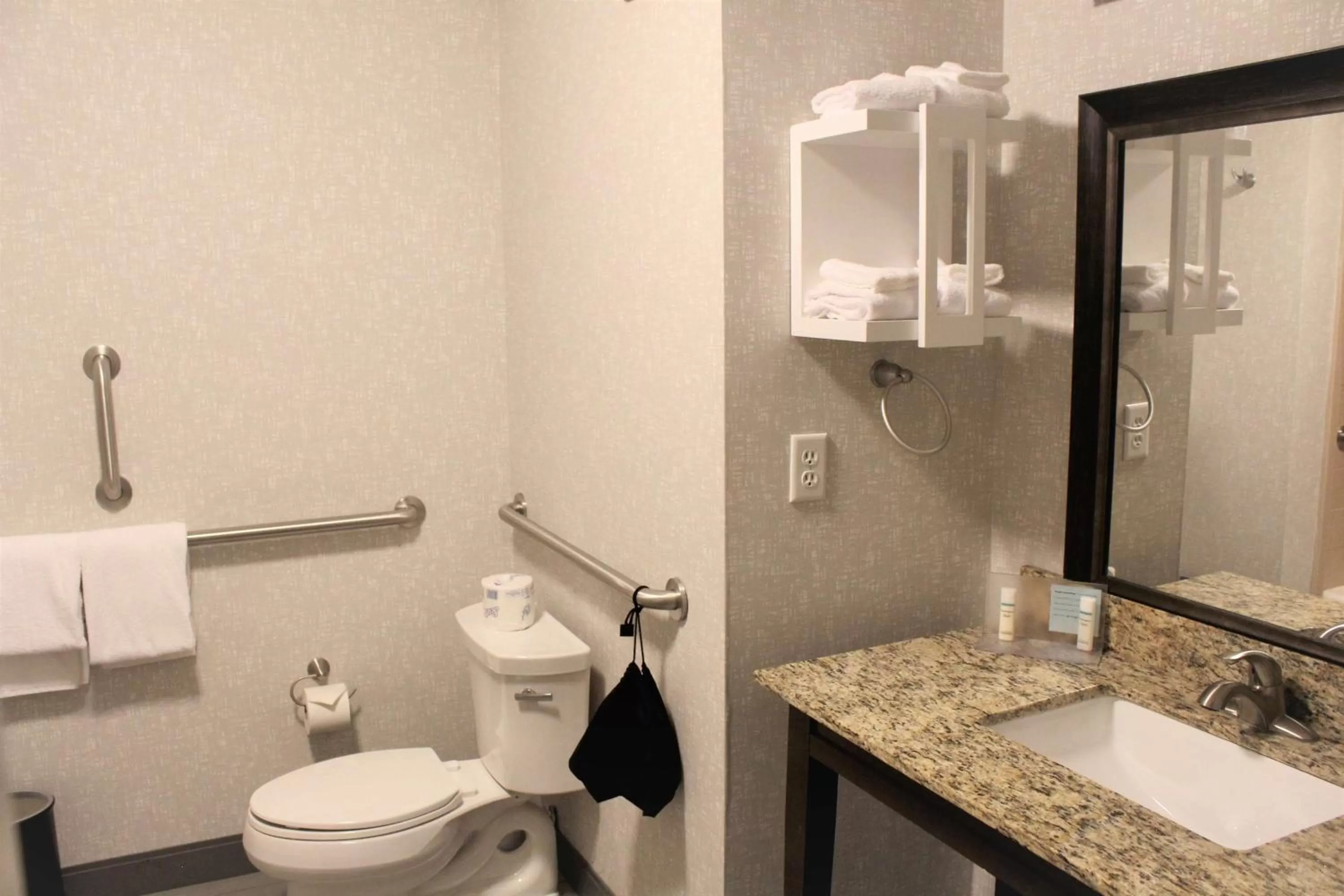 Bathroom in Hampton Inn Indianapolis NW/Zionsville