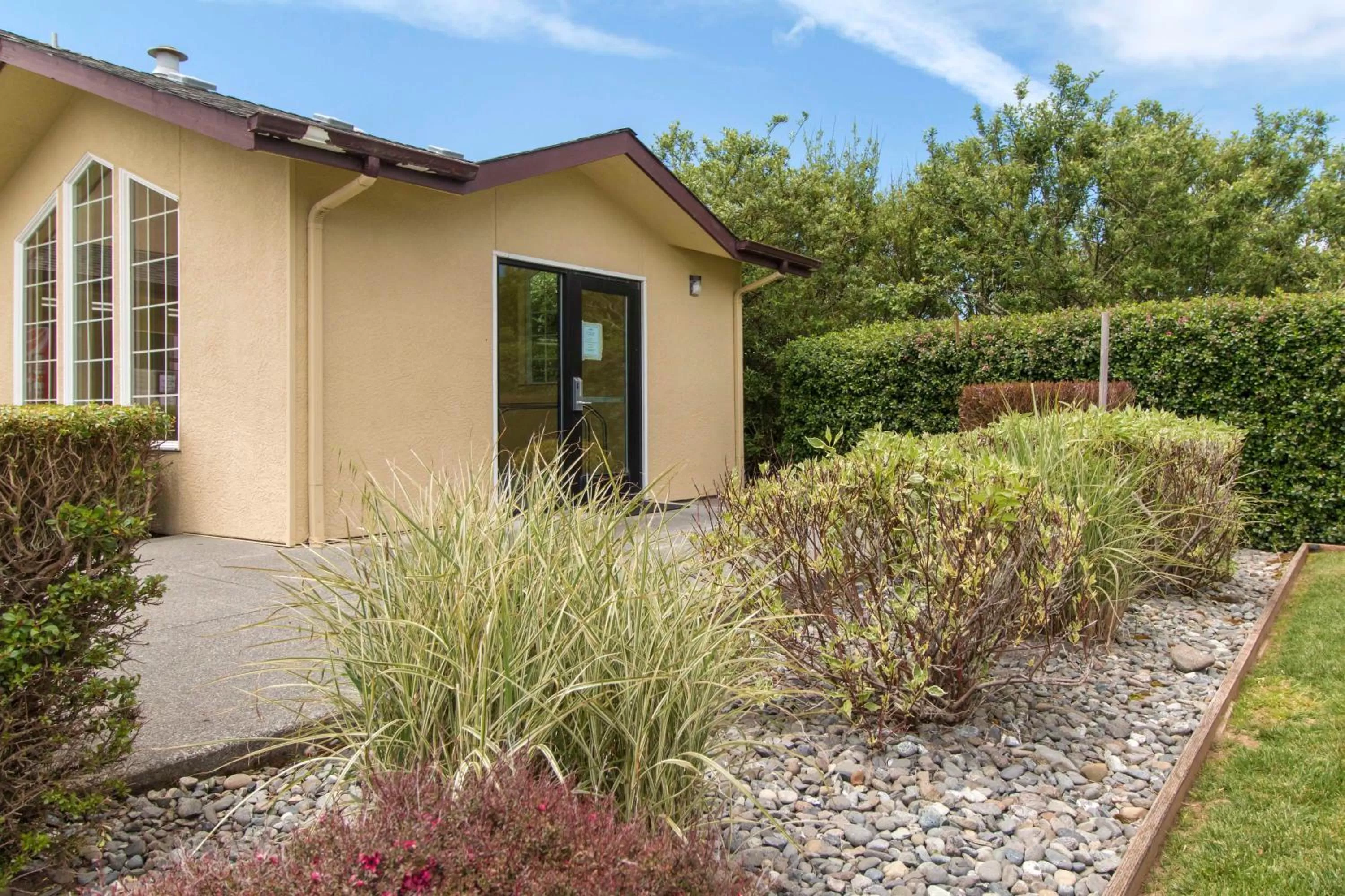 Property building in Anchor Beach Inn