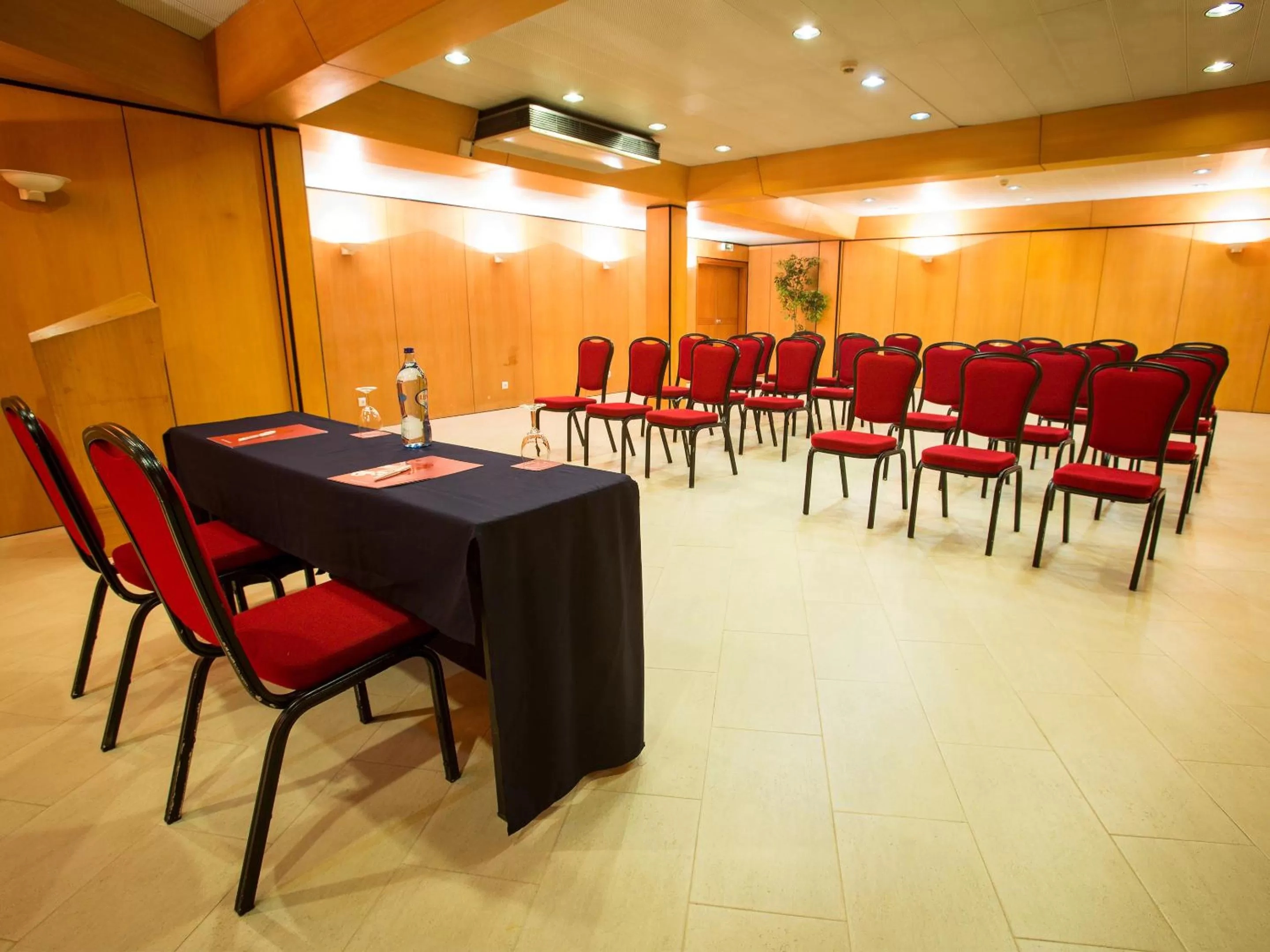 Business facilities in Dom Pedro Marina