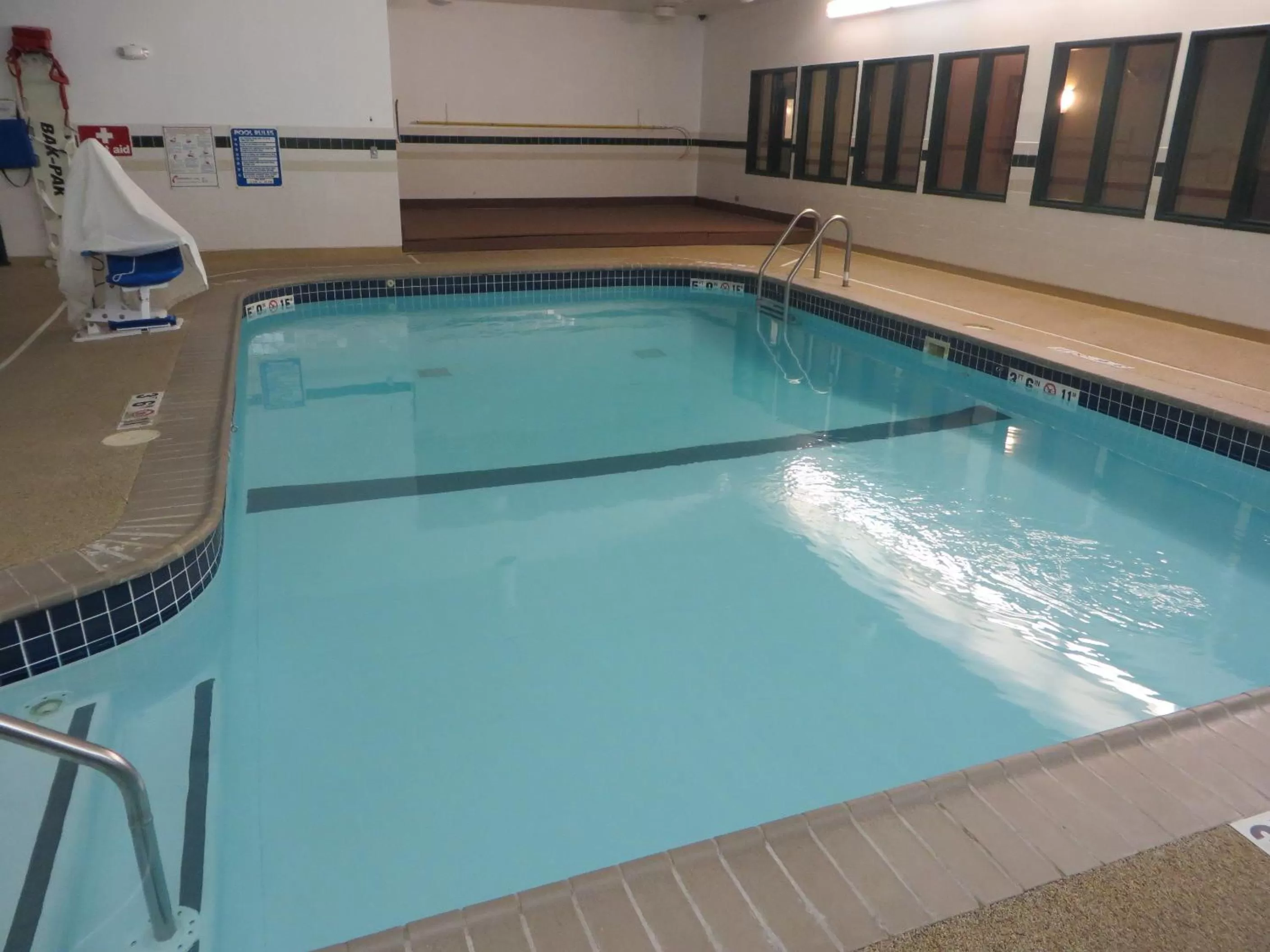 Swimming pool in Country Inn & Suites by Radisson, Merrillville, IN