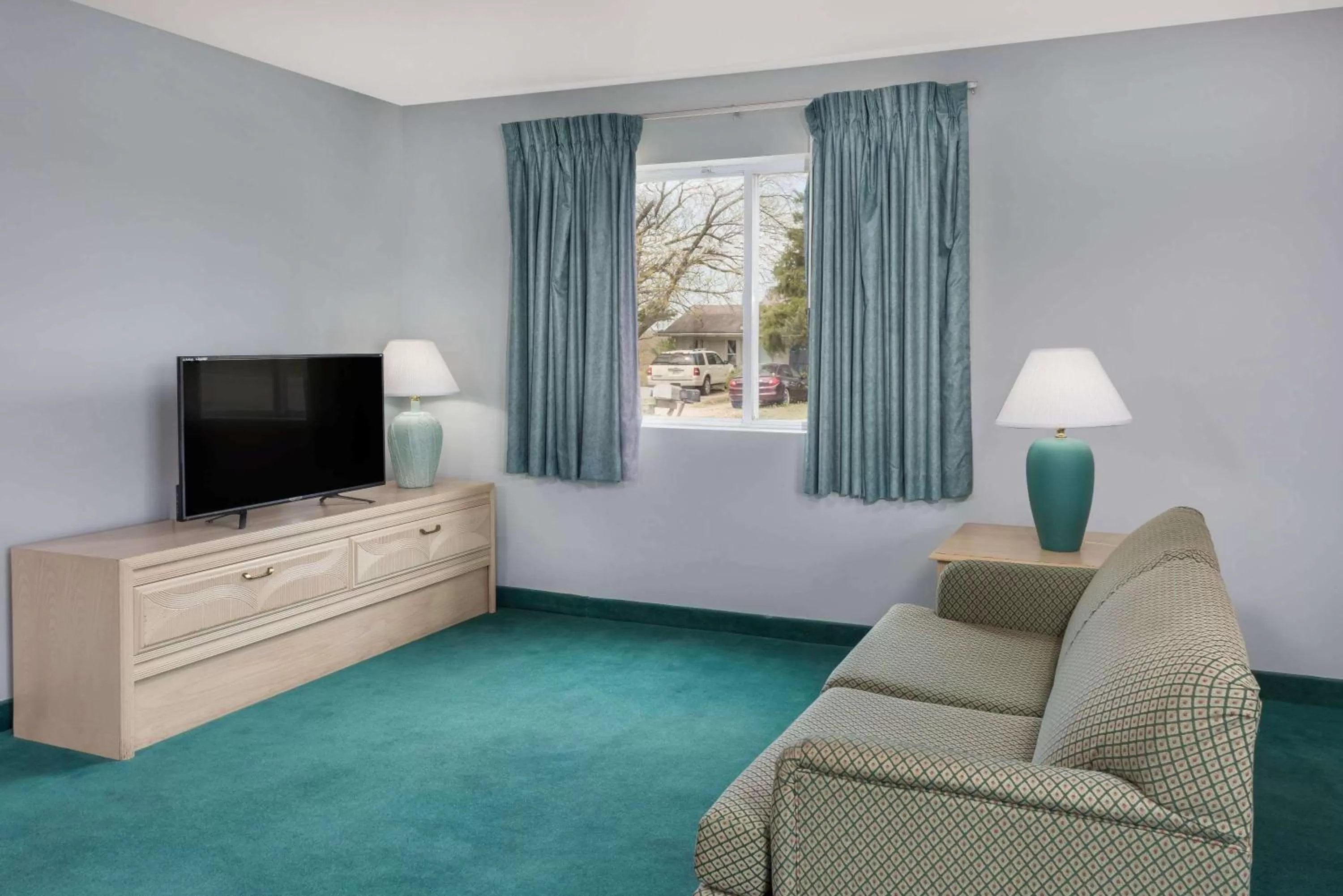 1 King Bed, Studio Suite, Non-Smoking in Days Inn by Wyndham Osage Beach Lake of the Ozarks