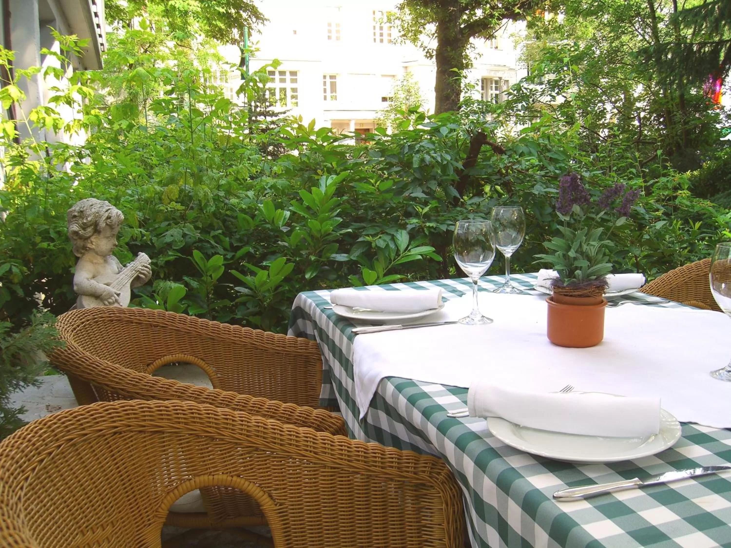 Restaurant/places to eat in Bernstein Hotel Villa Kastania