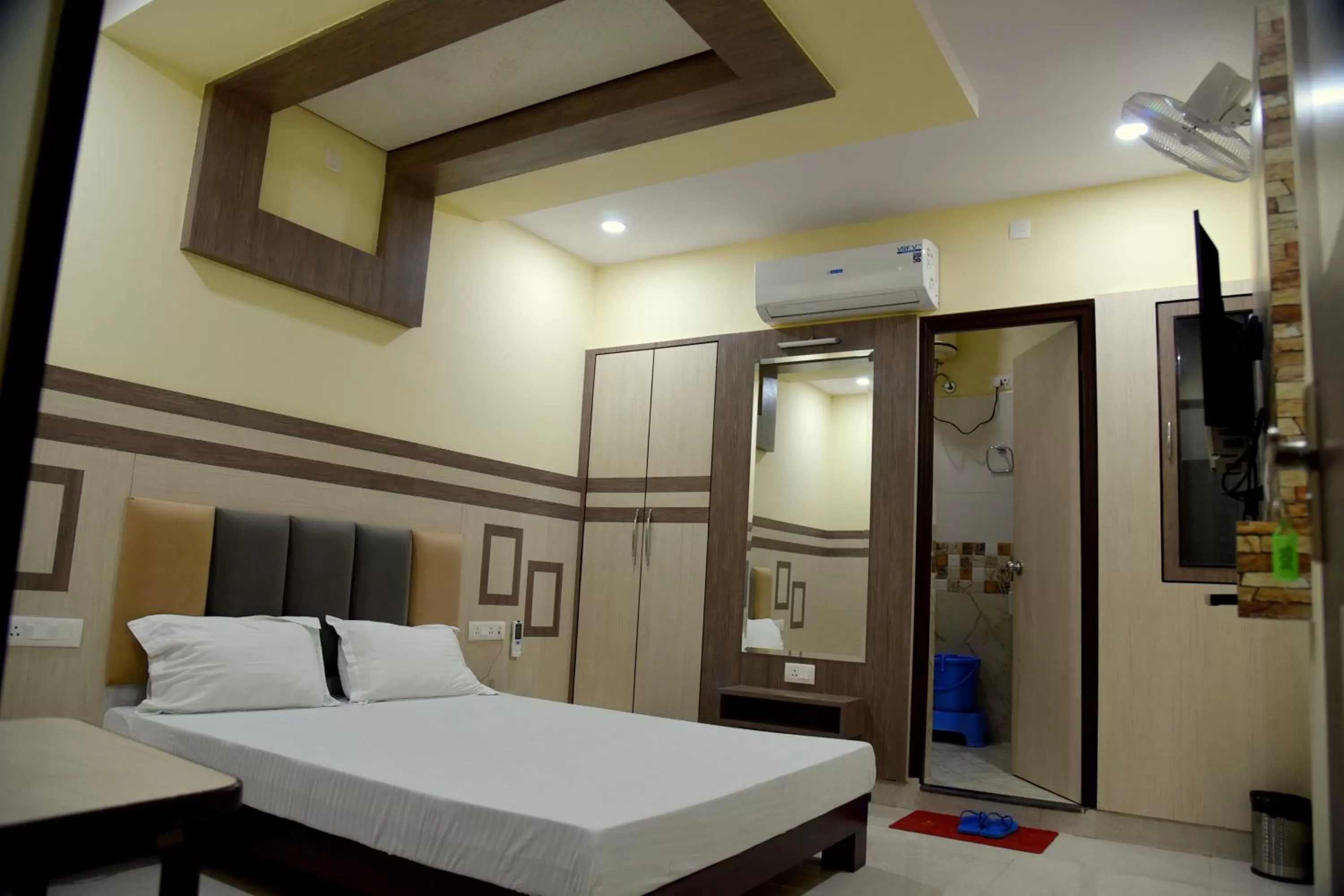 Bedroom, Bed in Hotel Shri Gourav