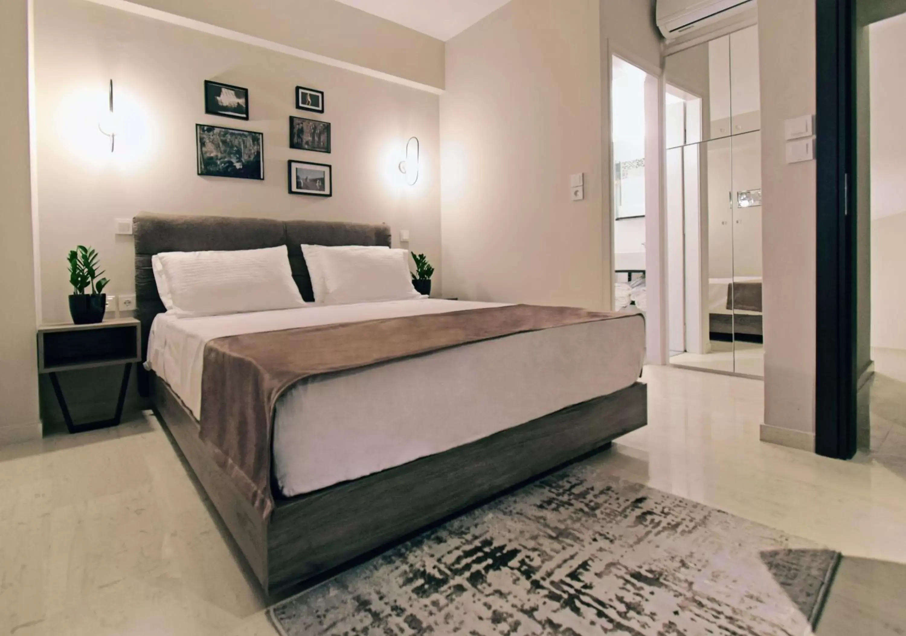 Deluxe Double Room in Athens Iris Hotel Deluxe Double Room in Athens Iris Hotel