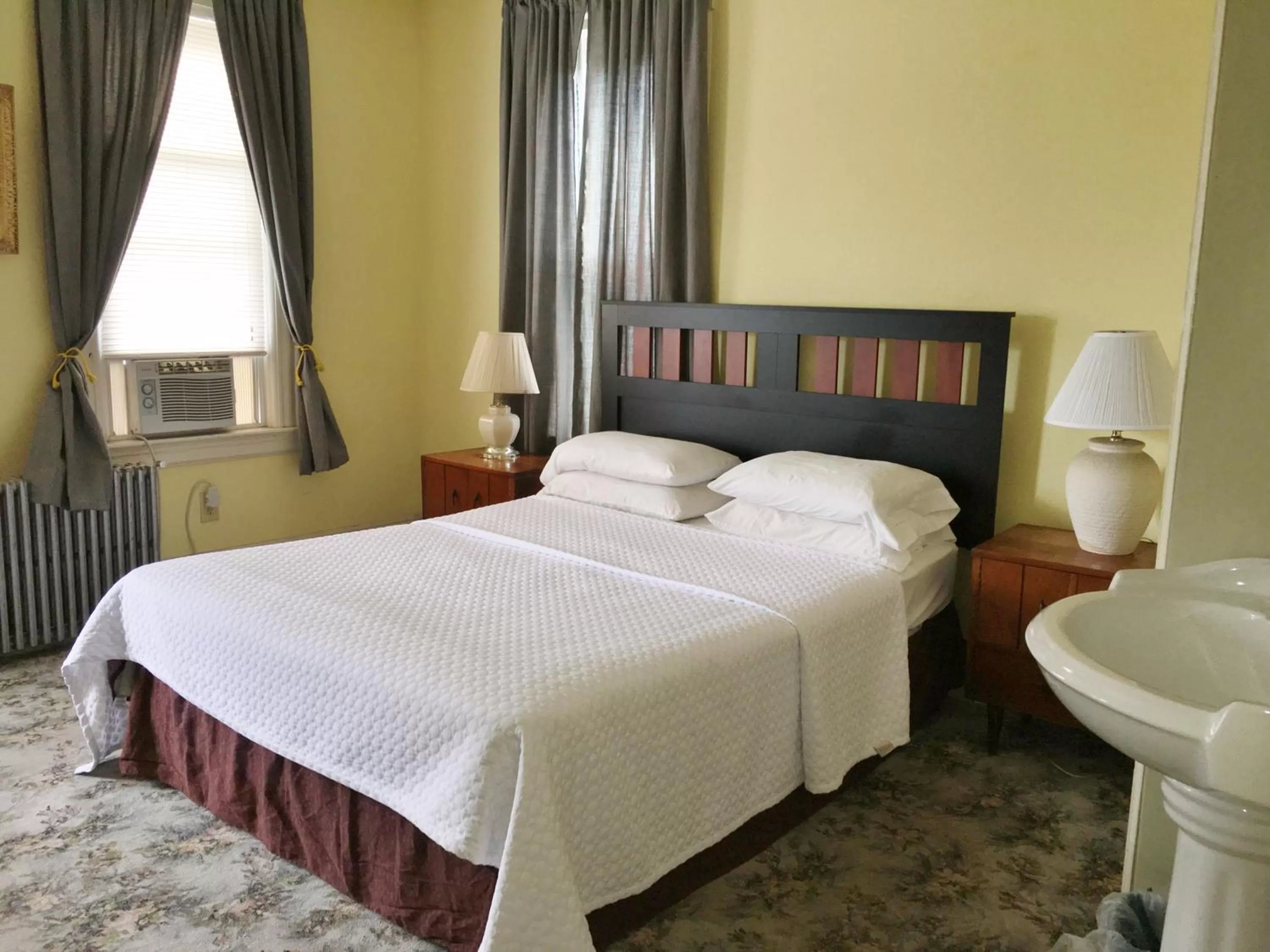 River view, Bed in Harbor House Bed and Breakfast