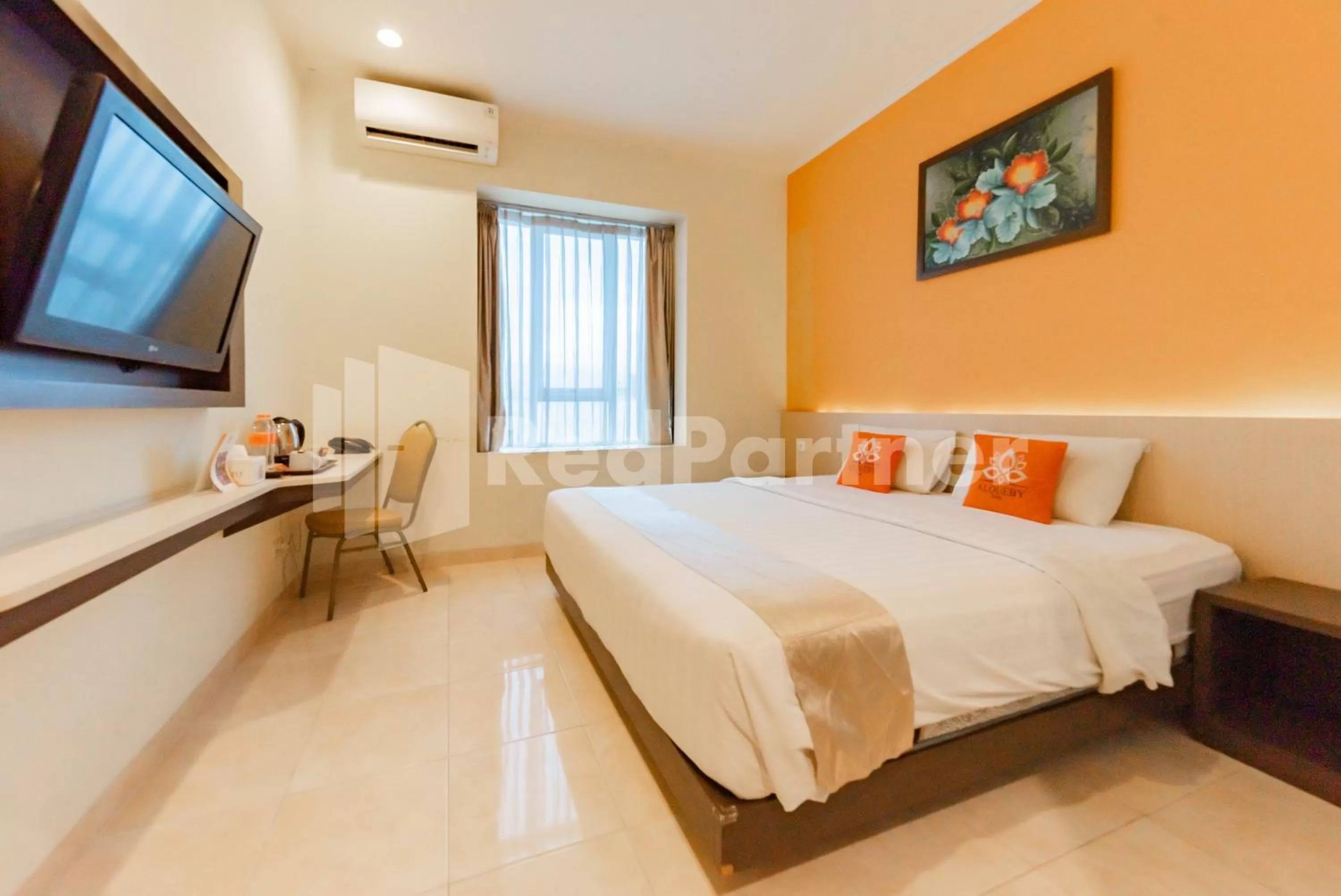 Bedroom, Bed in Alqueby Hotel near Kiara Artha Park & Trans Studio Mall Mitra RedDoorz