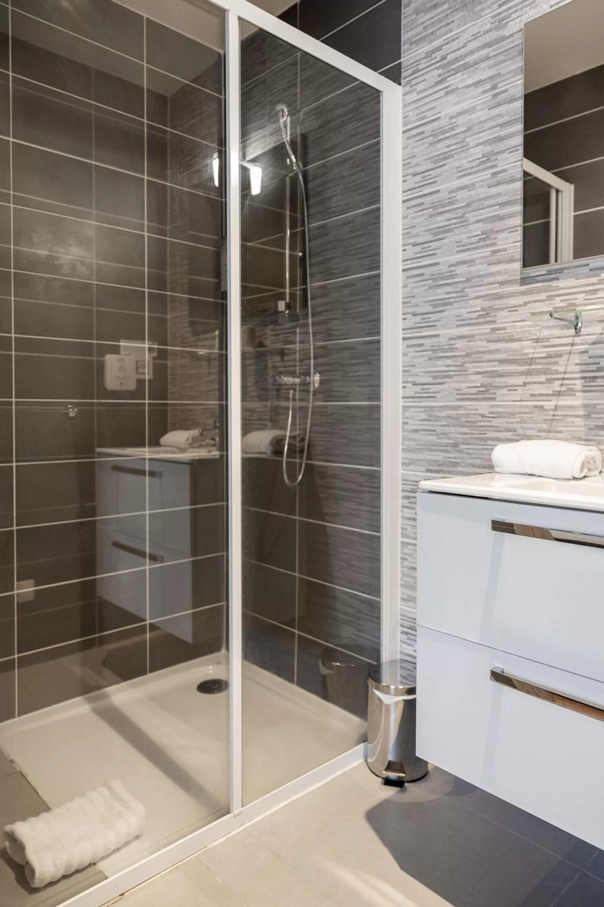 Shower in Hôtel Le Bastia