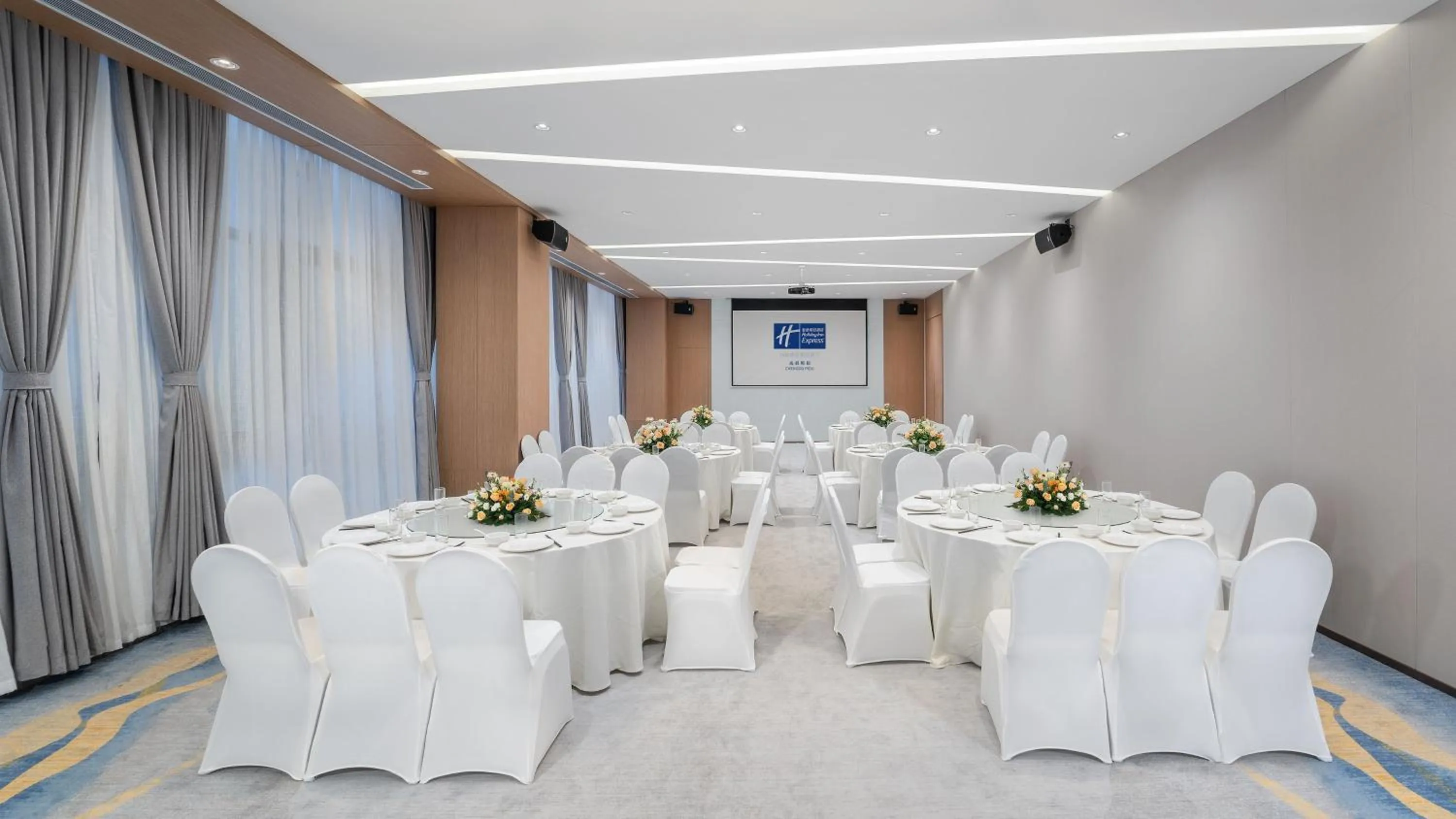 Meeting/conference room in Holiday Inn Express Chengdu Pidu by IHG