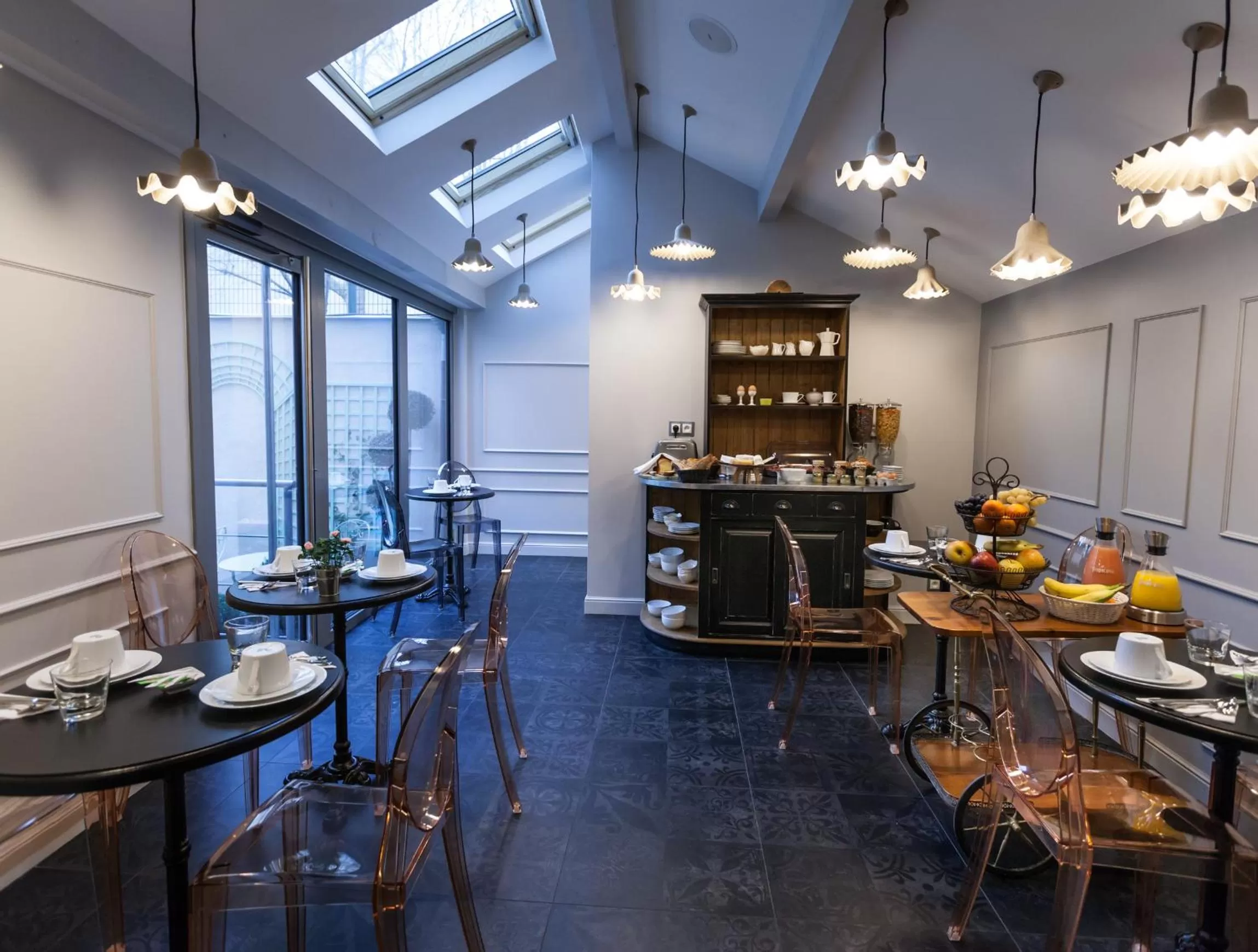 Restaurant/places to eat in Le Mireille