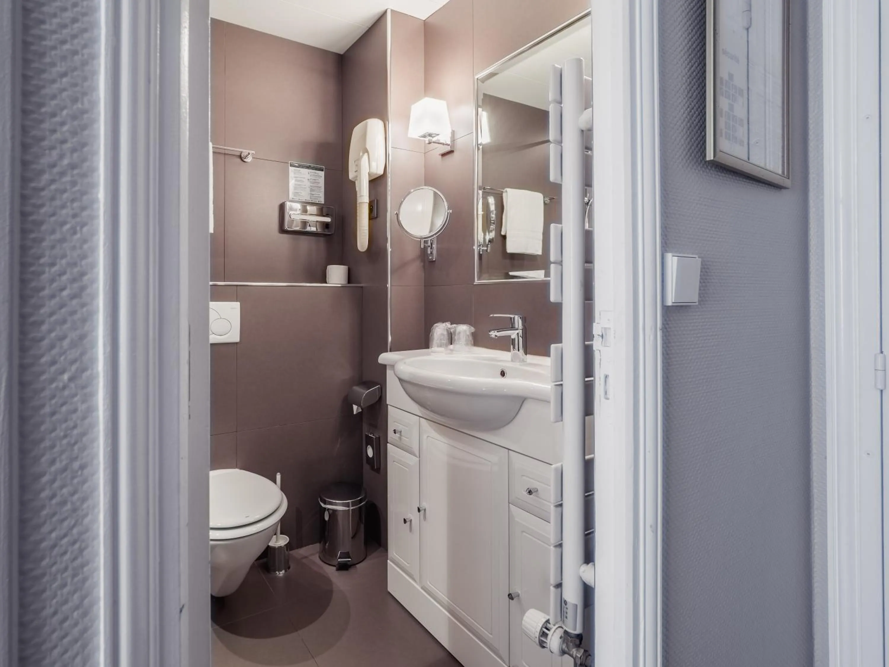 Shower in New Orient Hotel