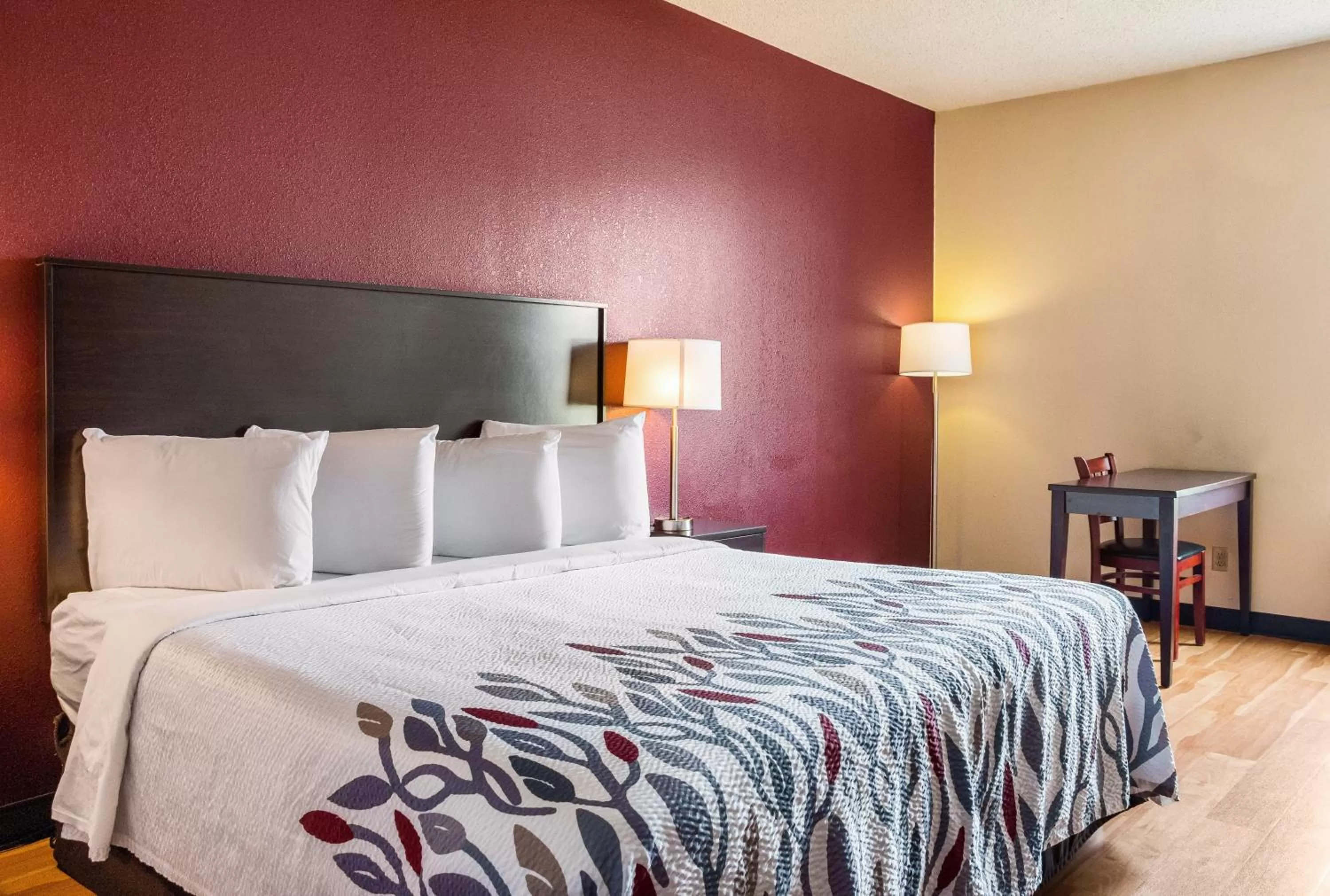 Superior King Room Disability Access Non-Smoking in Red Roof Inn Dumas