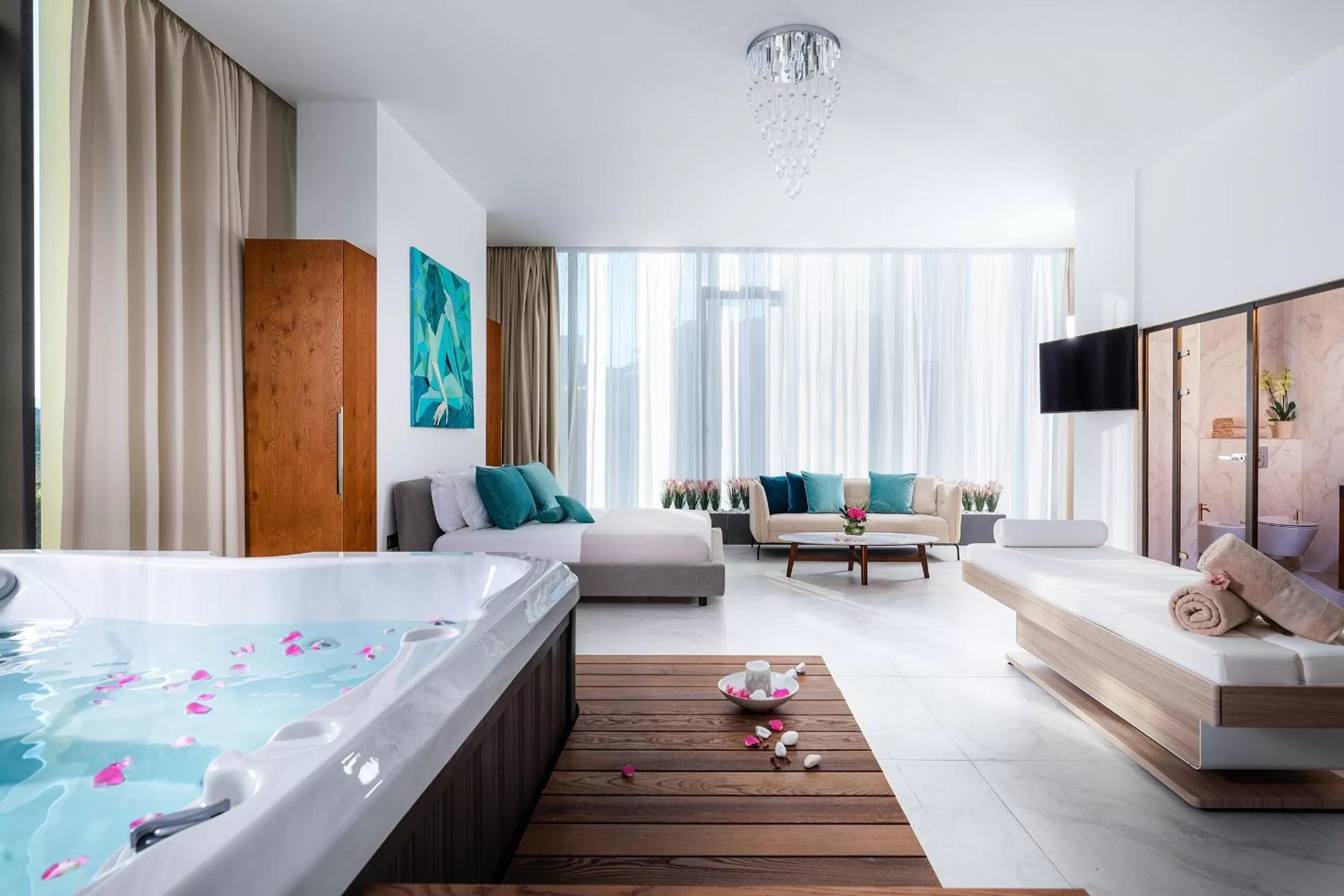 Hot Tub, Bed in Grand Hotel Millennium Sofia