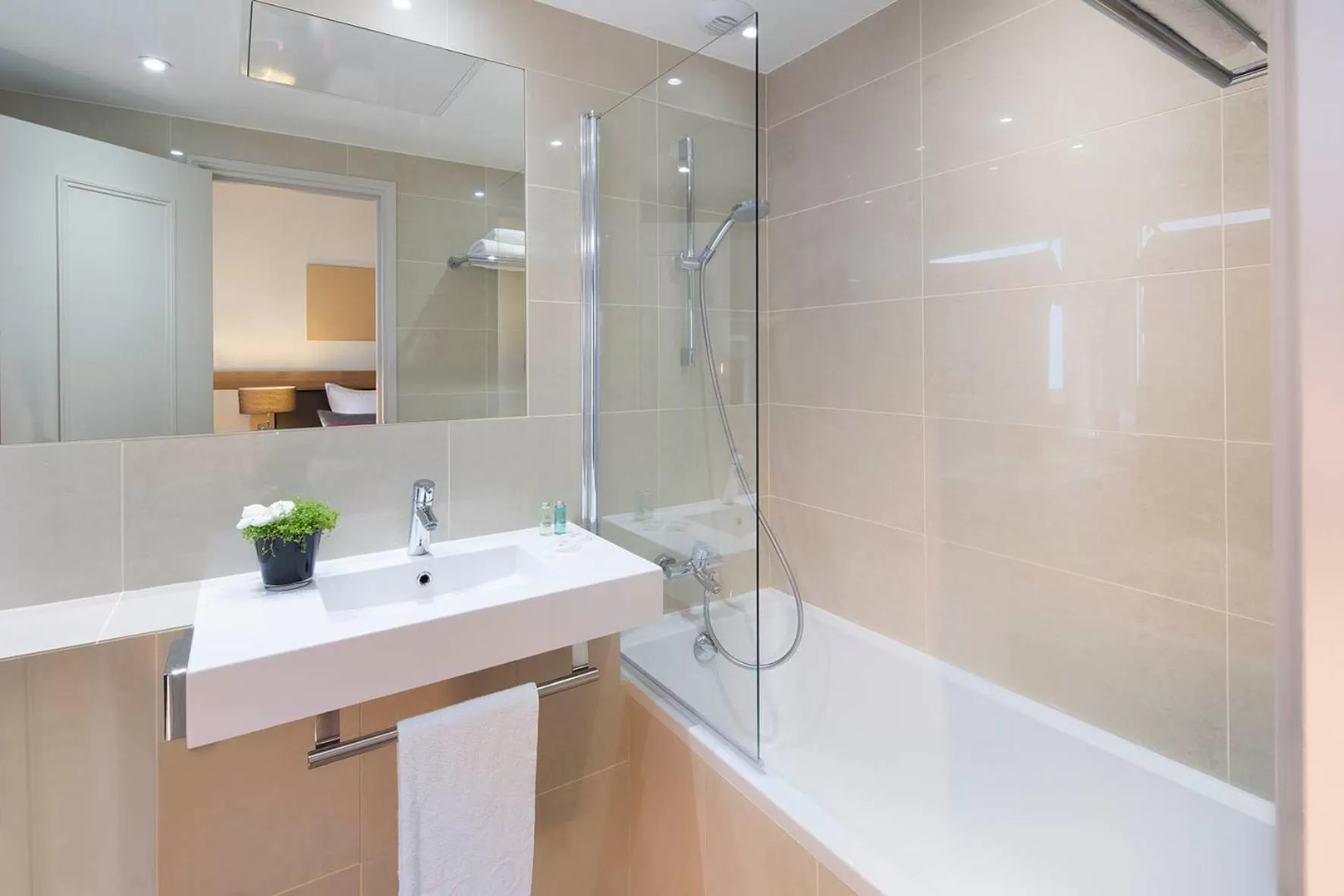 Bathroom in Hôtel Galileo Champs Elysées